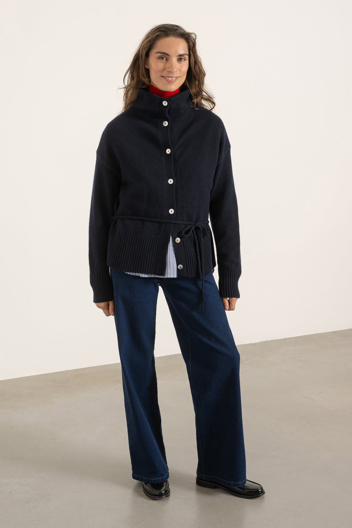 Cardigan Milo en laine bleu marine porté avec Jean Helena denim foncé | Mardi Editions
