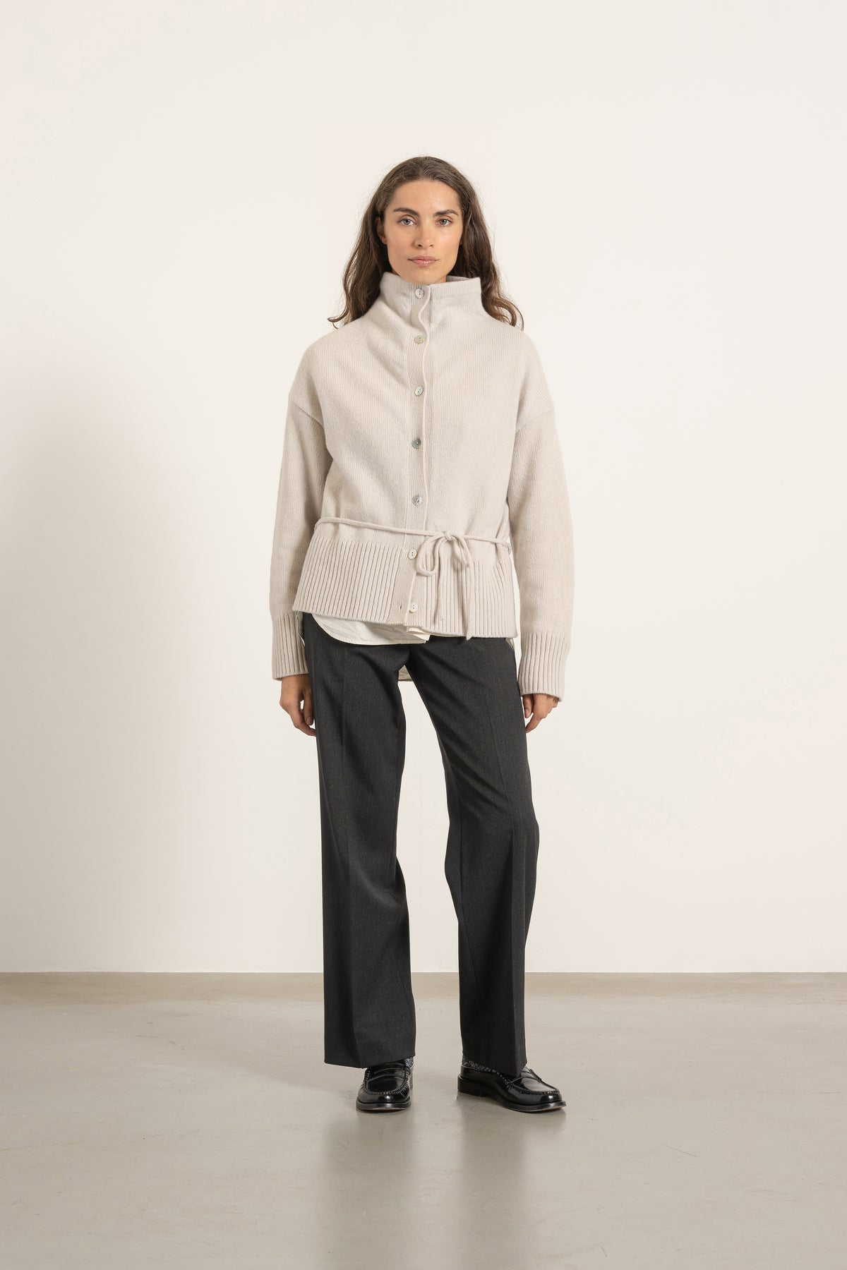 Cardigan Milo en laine gris perle porté avec Pantalon Isabelle en laine gris anthracite | Mardi Editions