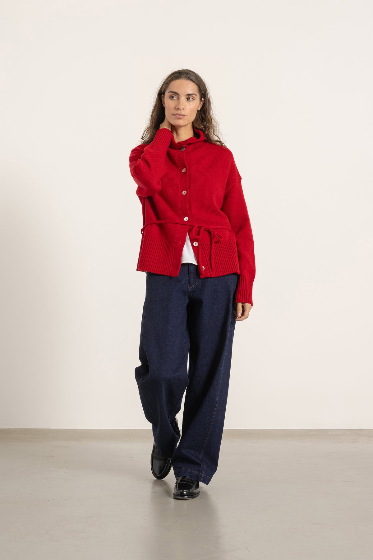 Cardigan Milo en laine rouge porté avec Jean Cleo | Mardi Editions