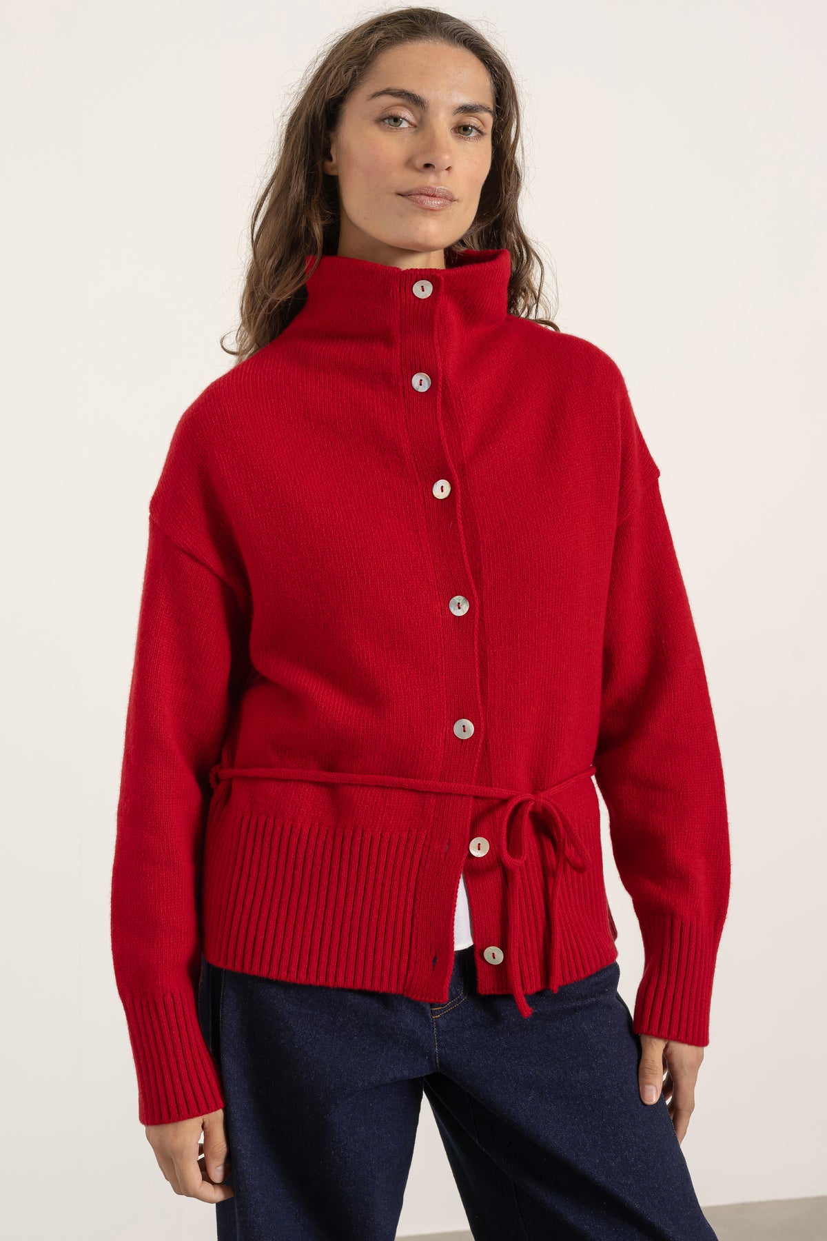 Cardigan Milo en laine rouge porté avec Jean Cleo | Mardi Editions