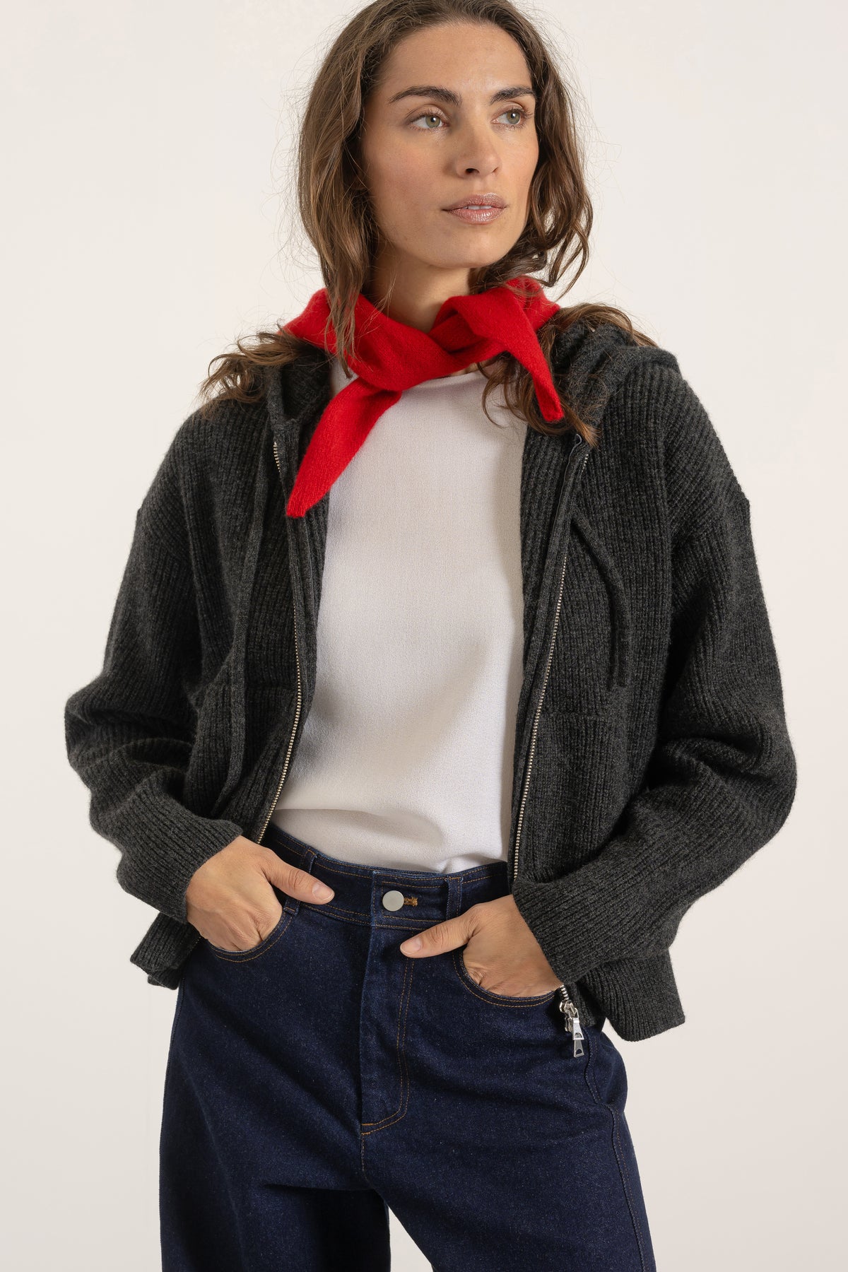 Mini bandana en laine rouge porté avec Hoodie Nelson en laine et cachemire gris anthracite | Mardi Editions
