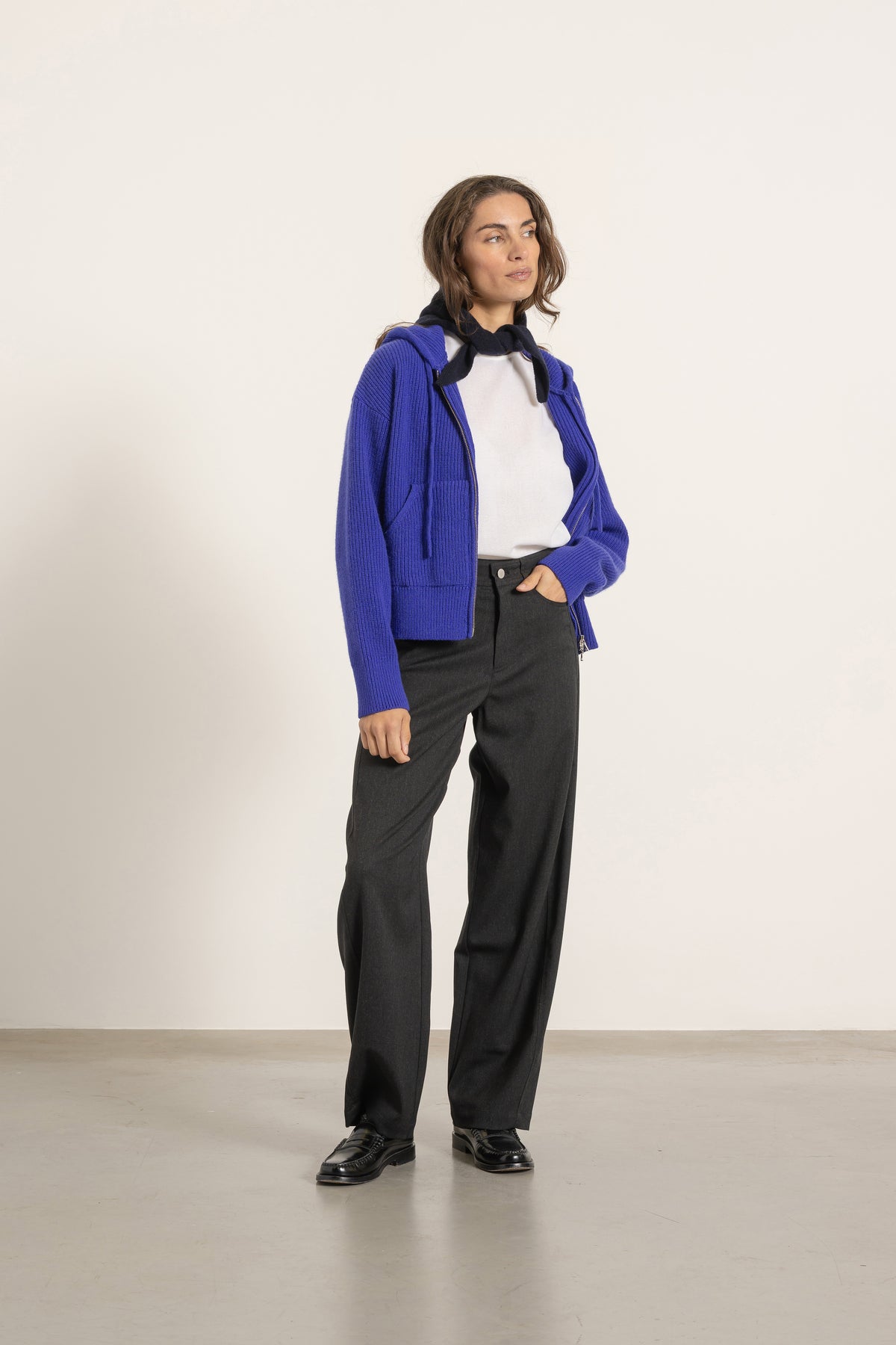 Hoodie Nelson en laine et cachemire bleu cobalt porté avec Pantalon Cleo en laine gris anthracite | Mardi Editions