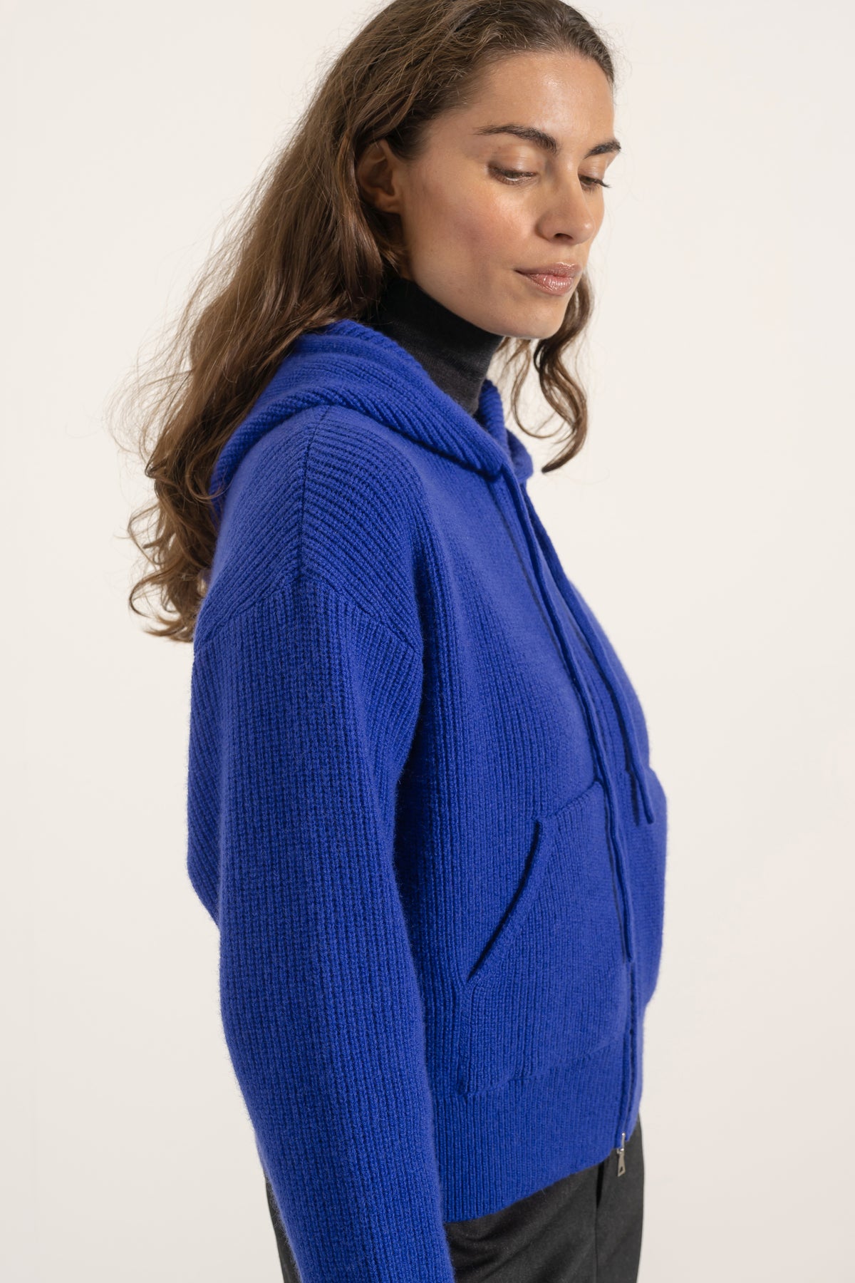 Hoodie Nelson en laine et cachemire bleu cobalt porté avec Pantalon Cleo en laine gris anthracite | Mardi Editions