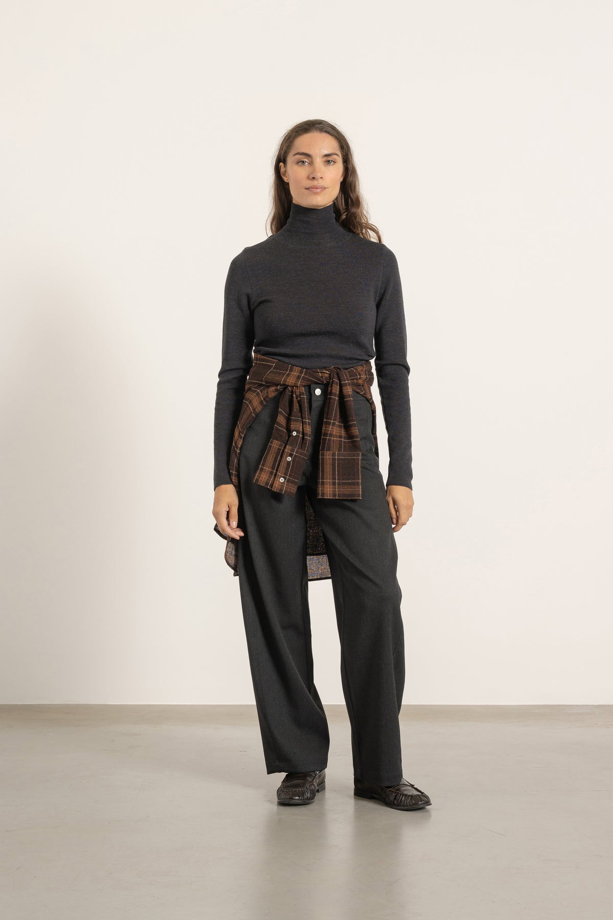 Pull Raoul en laine gris anthracite porté avec Pantalon Cleo en laine gris anthracite | Mardi Editions