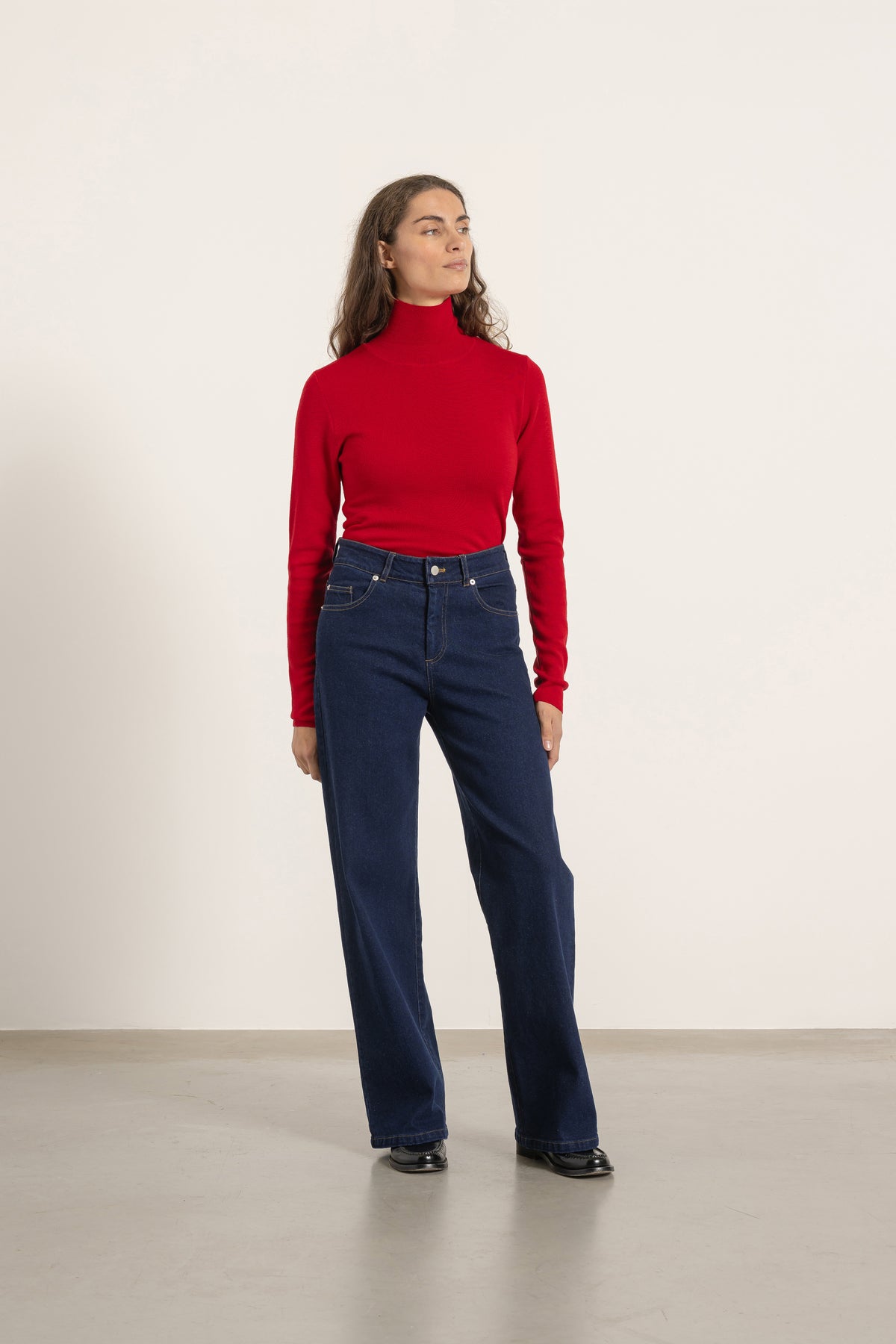 Pull Raoul en laine rouge porté avec Jean Helena denim foncé | Mardi Editions