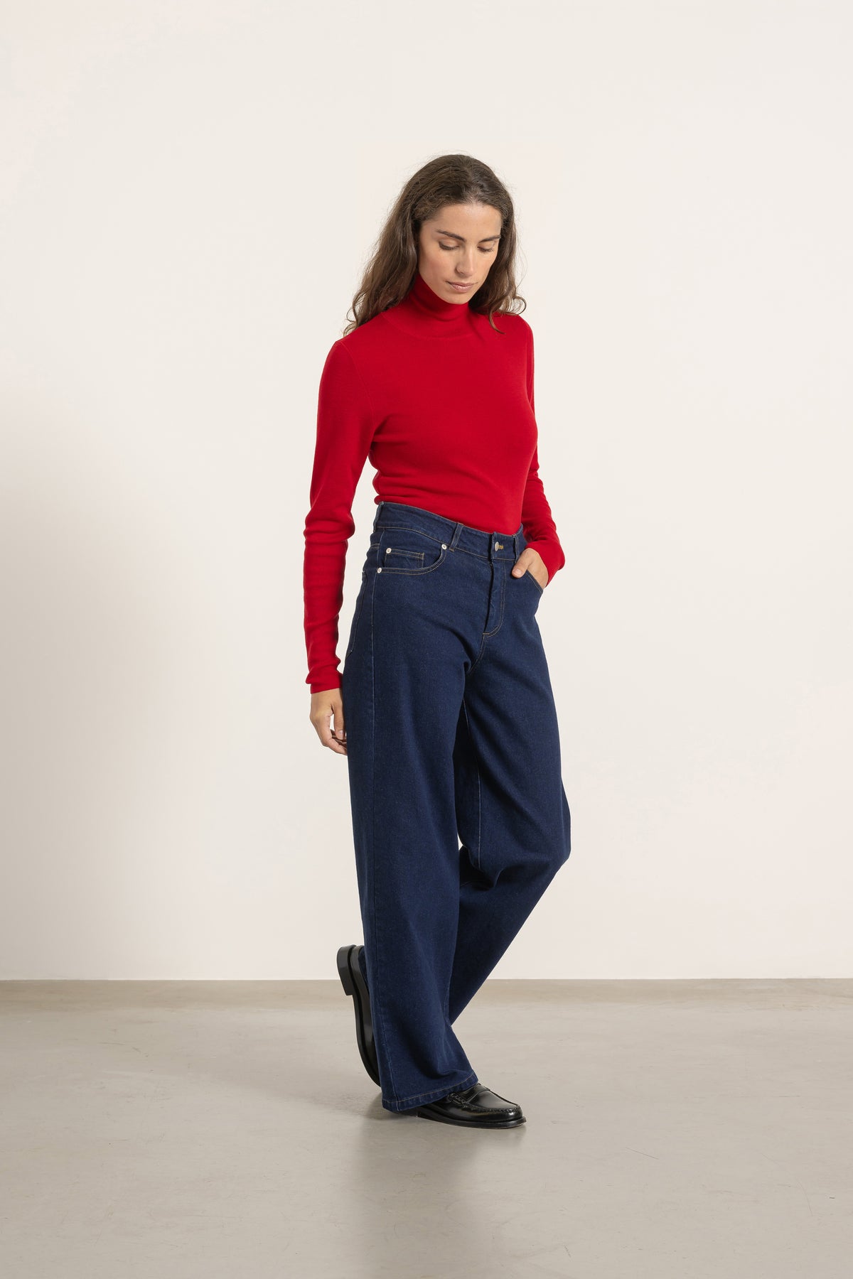 Pull Raoul en laine rouge porté avec Jean Helena denim foncé | Mardi Editions
