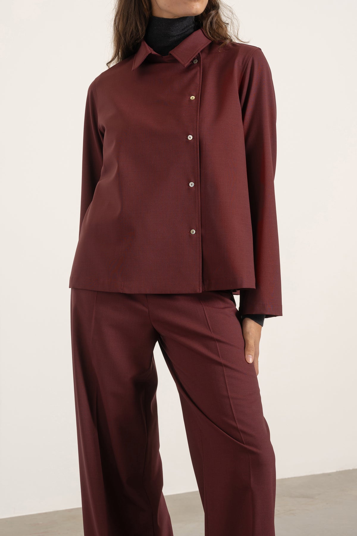 Blouse Suzie en laine bordeaux portée avec Pantalon Louise en laine bordeaux | Mardi Editions