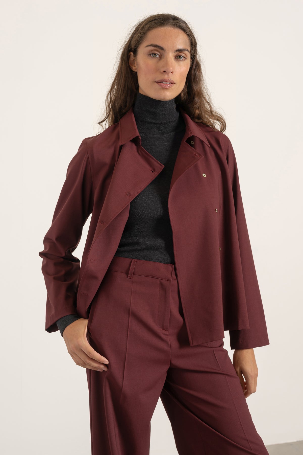 Blouse Suzie en laine bordeaux portée avec Pantalon Louise en laine bordeaux | Mardi Editions