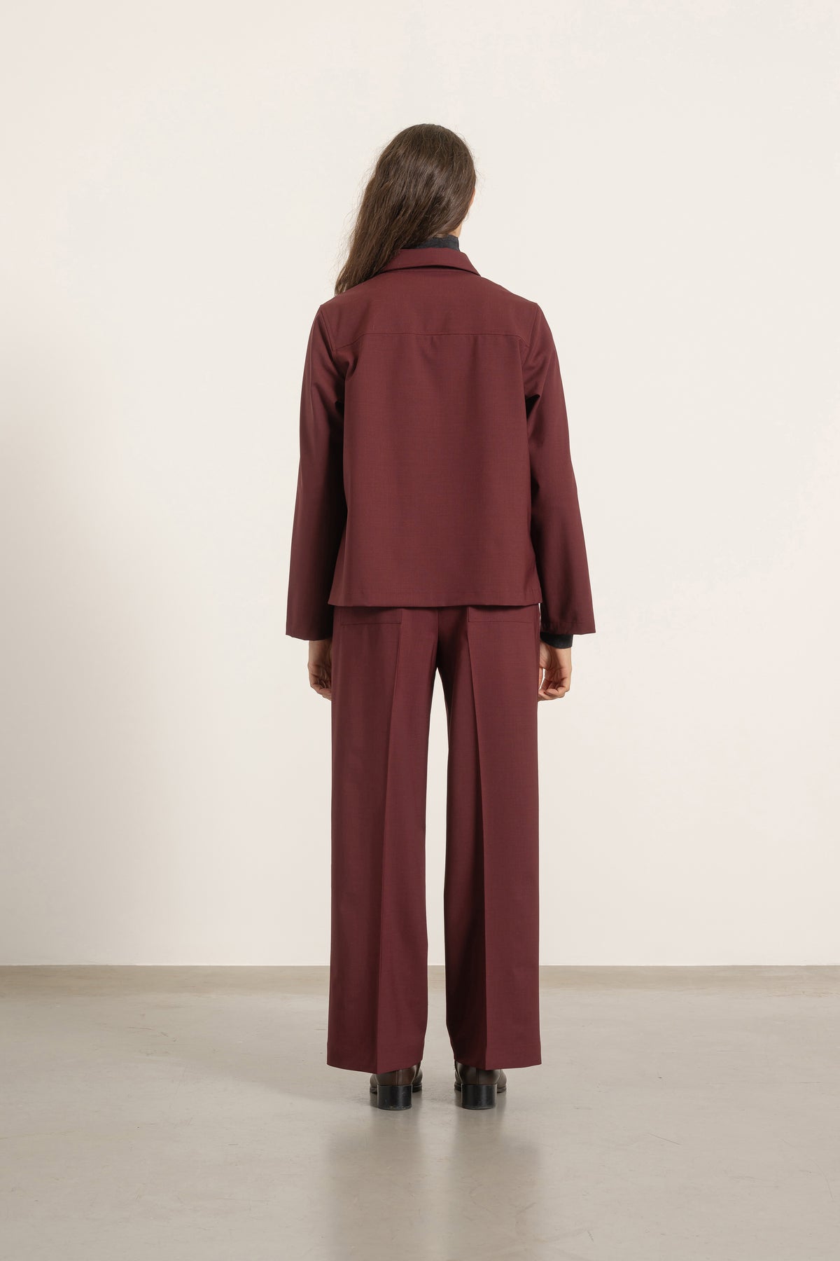 Blouse Suzie en laine bordeaux portée avec Pantalon Louise en laine bordeaux, vue de dos | Mardi Editions
