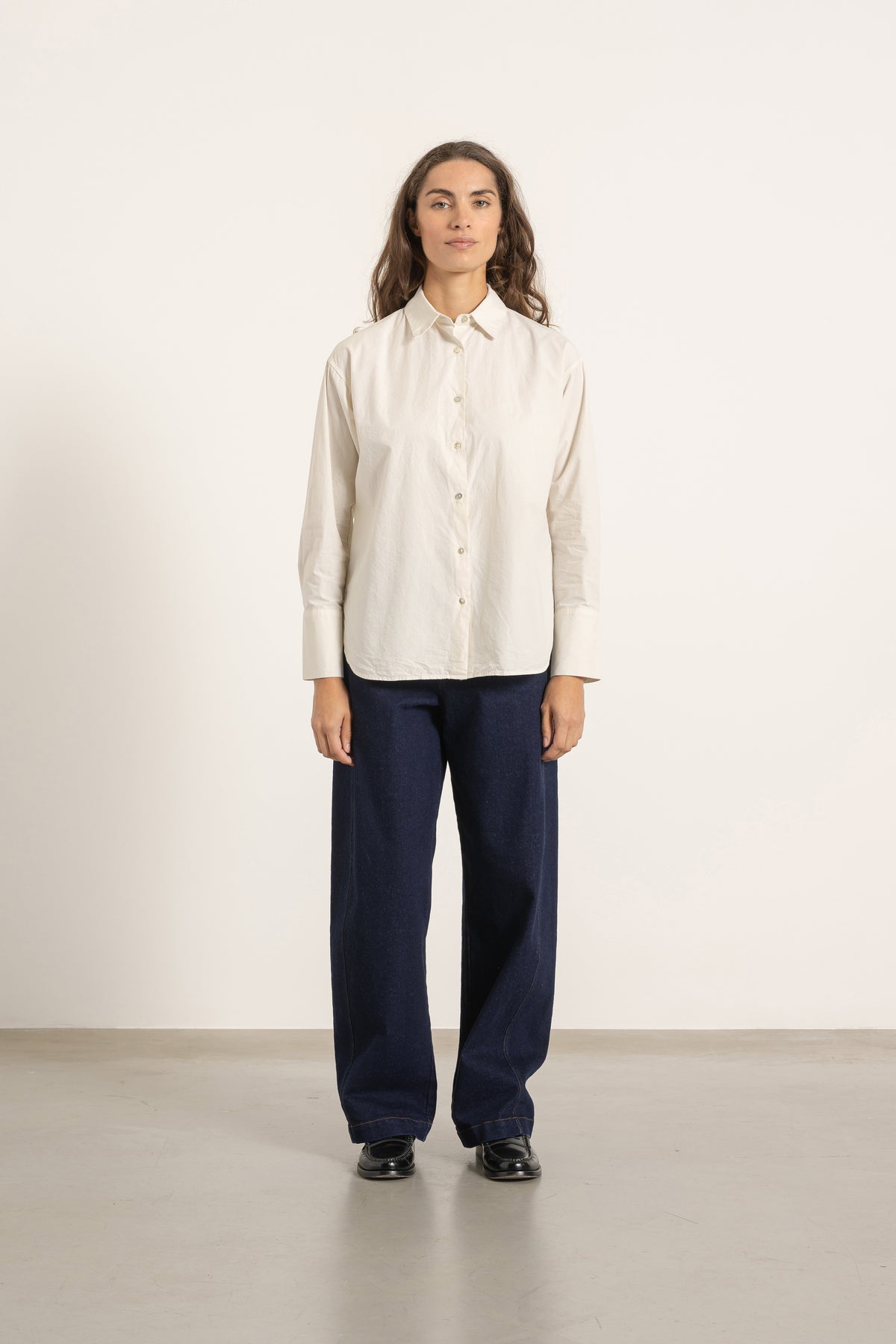 Chemise Victoria en coton blanc cassé portée avec Jean Cleo | Mardi Editions