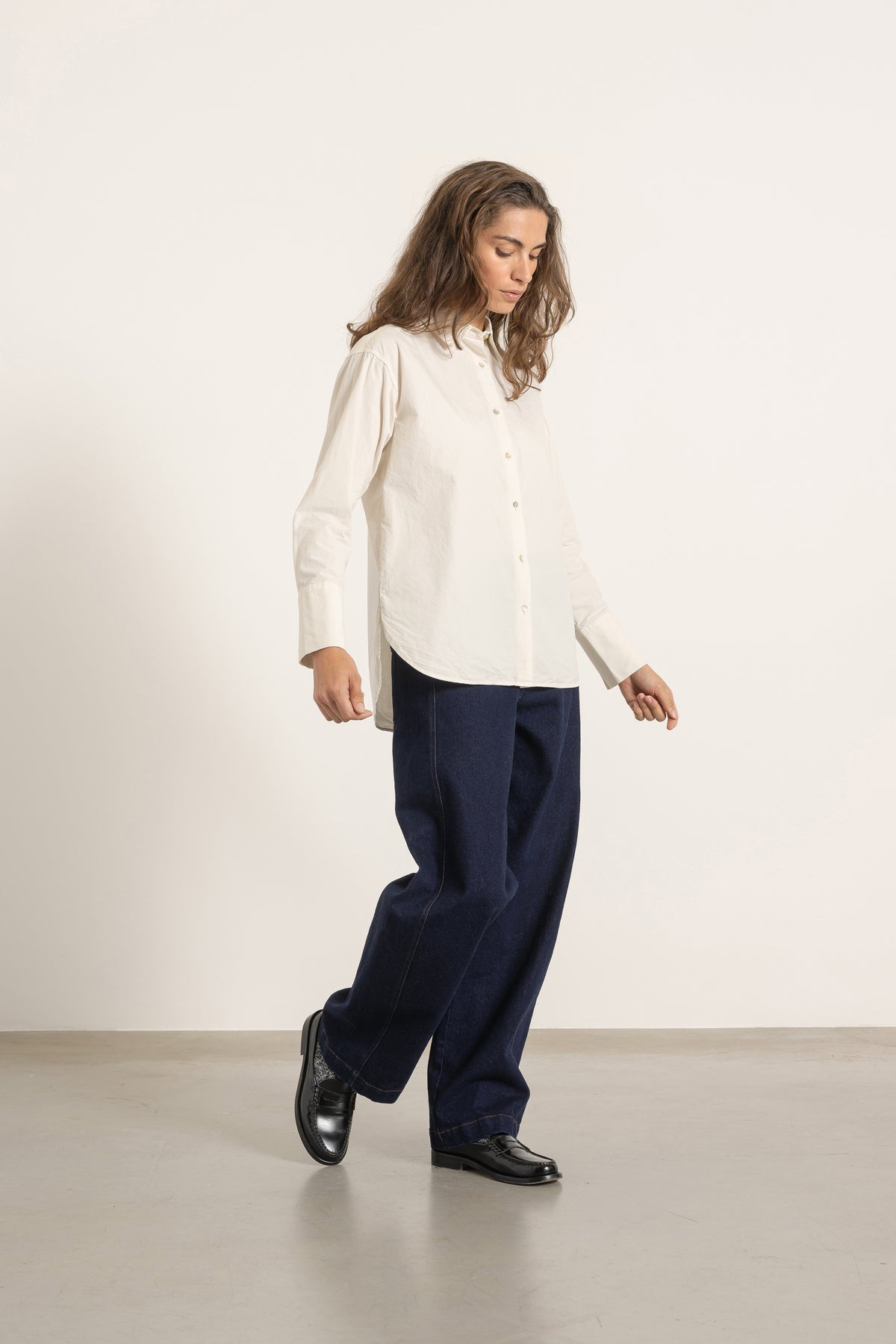 Chemise Victoria en coton blanc cassé portée avec Jean Cleo | Mardi Editions