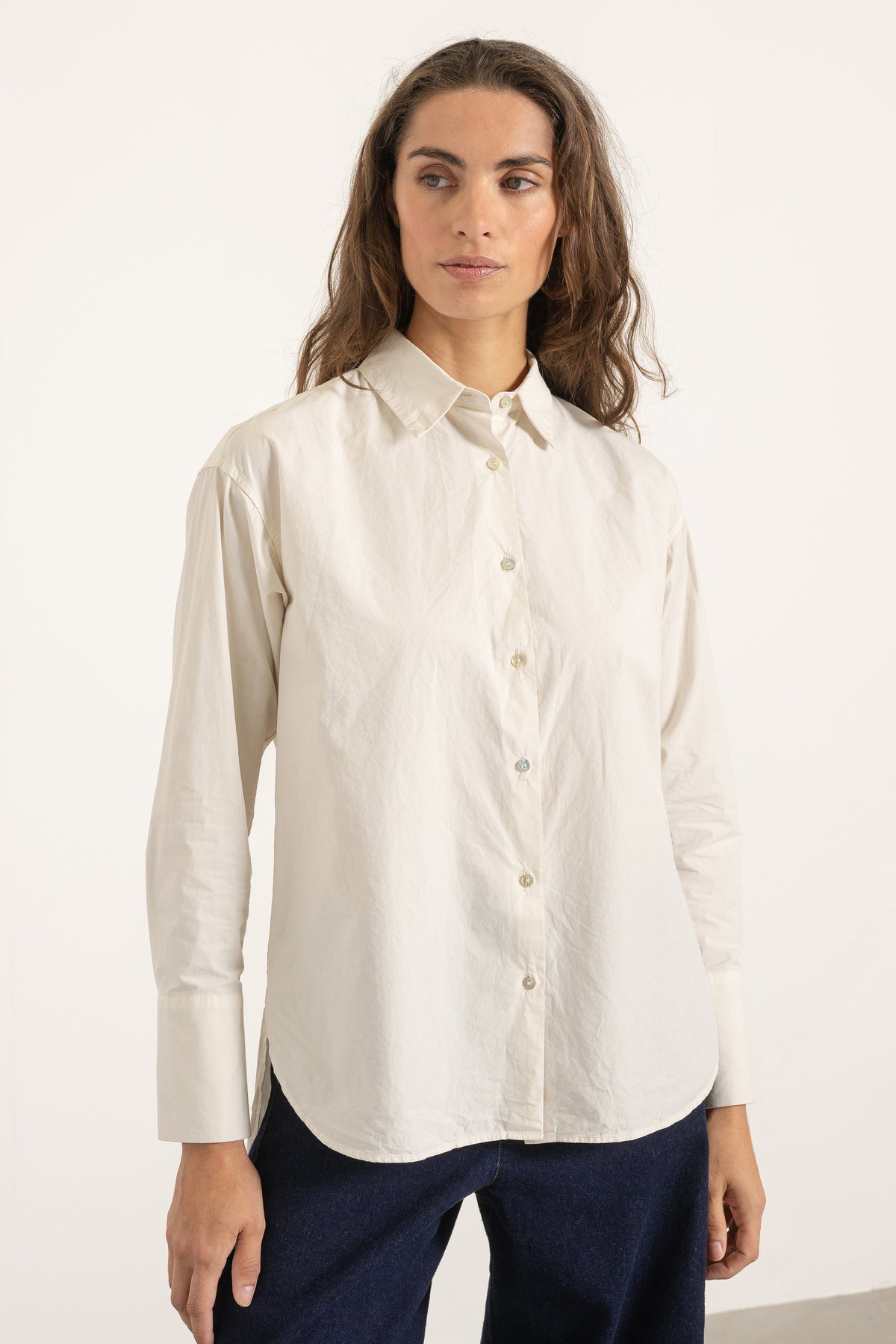 Chemise Victoria en coton blanc cassé portée avec Jean Cleo | Mardi Editions