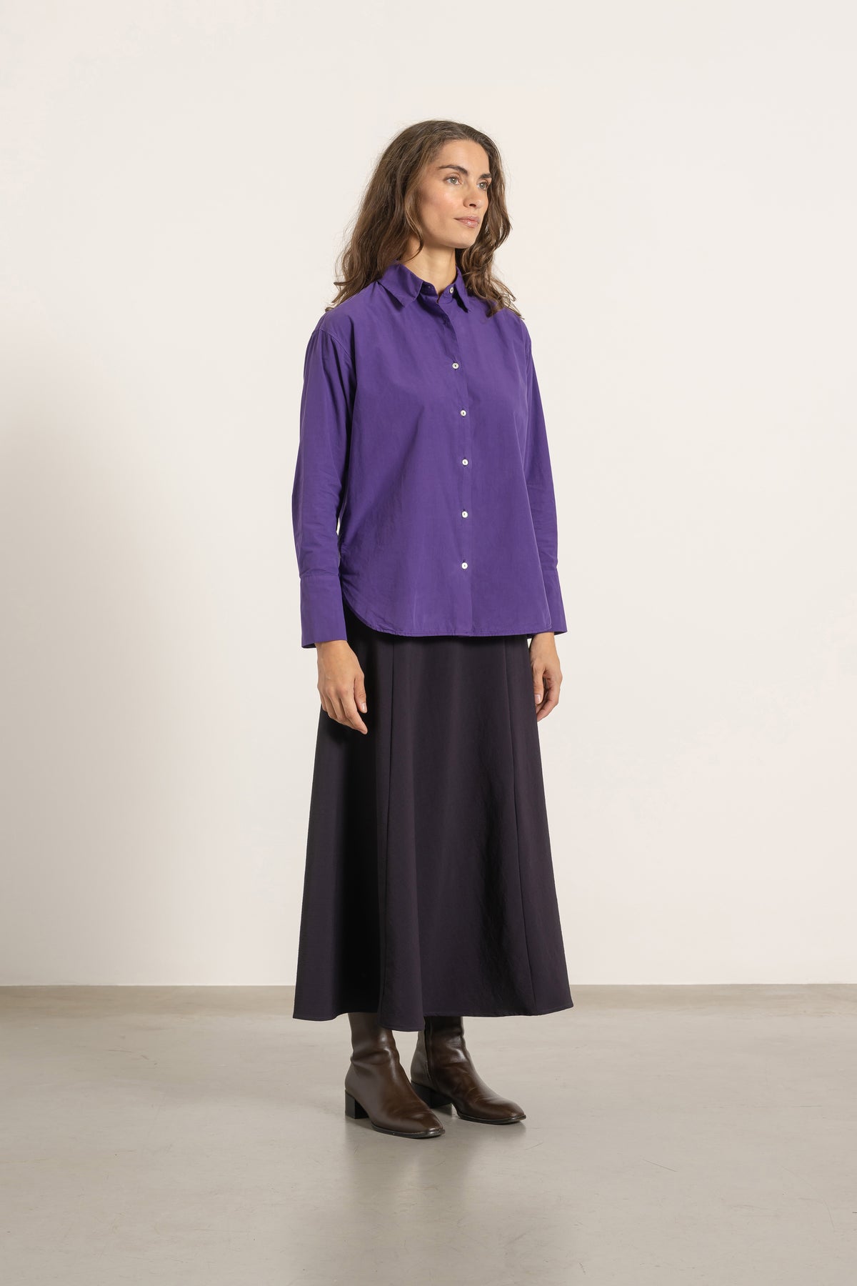 Chemise Victoria en coton violet portée avec Jupe Gala en laine cassis | Mardi Editions