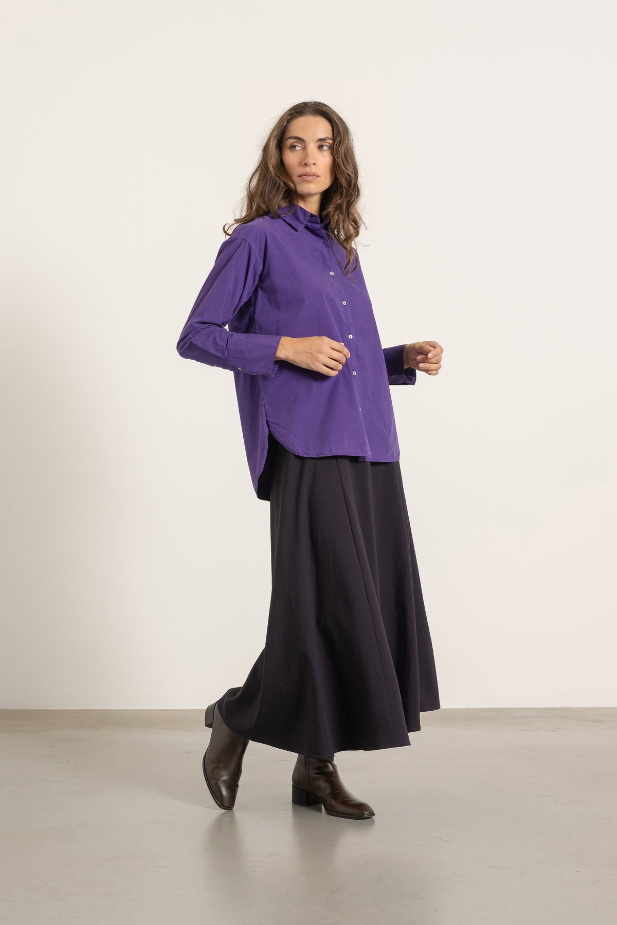 Chemise Victoria en coton violet portée avec Jupe Gala en laine cassis | Mardi Editions