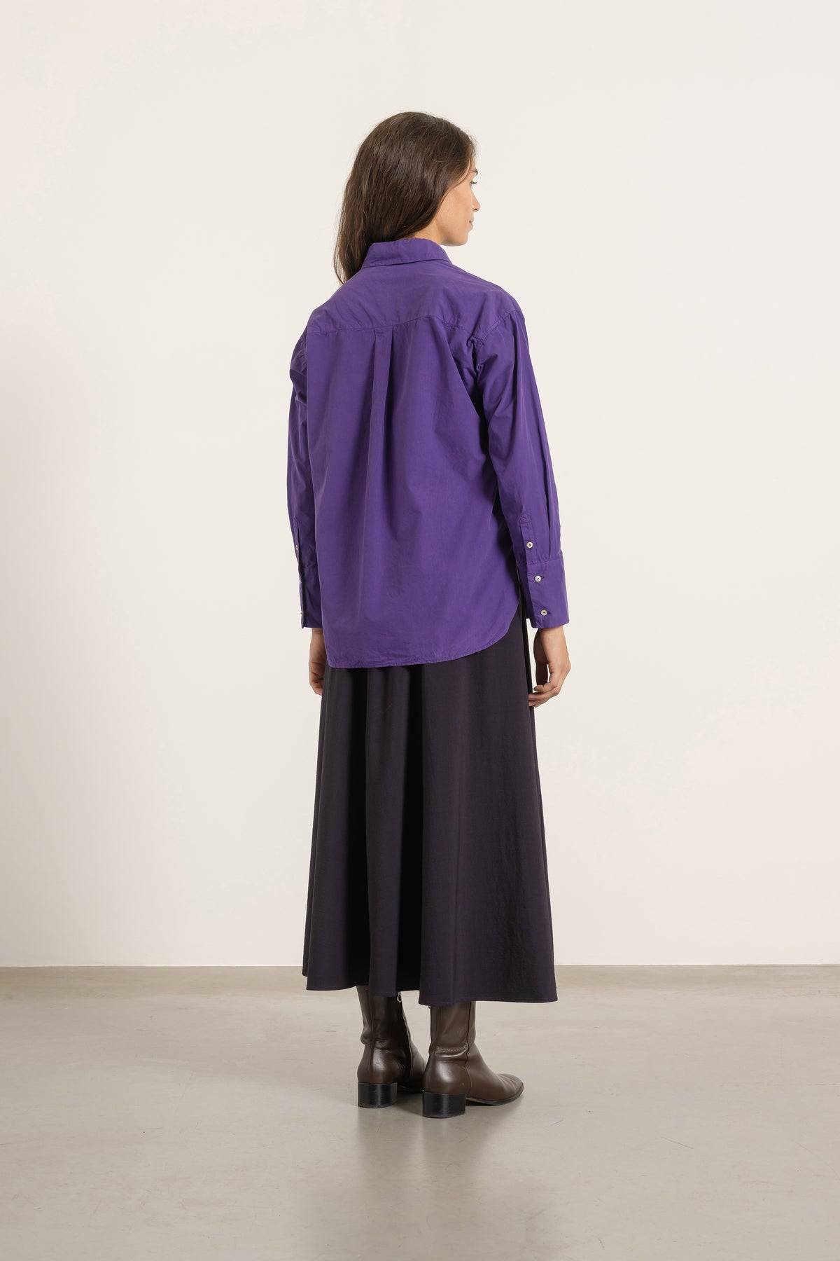 Chemise Victoria en coton violet portée avec Jupe Gala en laine cassis, vue de dos | Mardi Editions