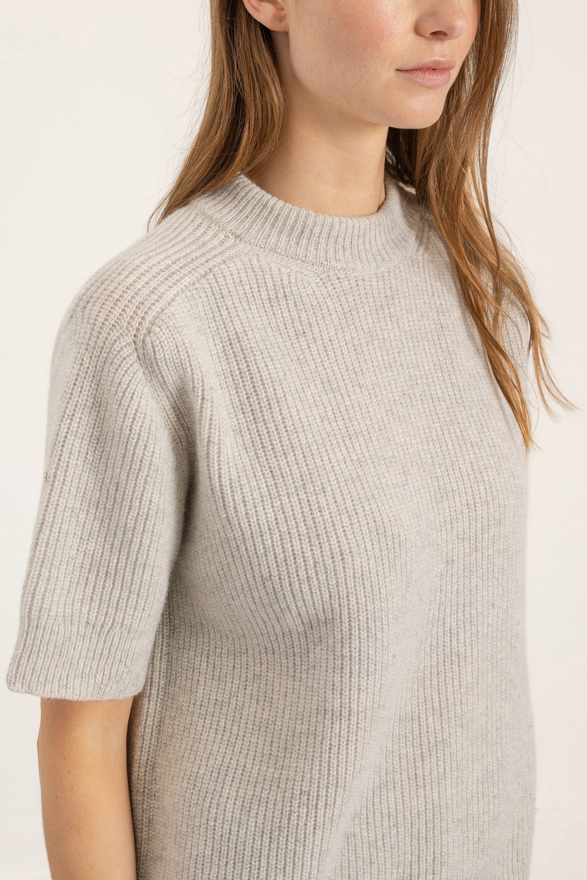 Pull Gaspard en laine et cachemire gris clair, détail | Mardi Editions
