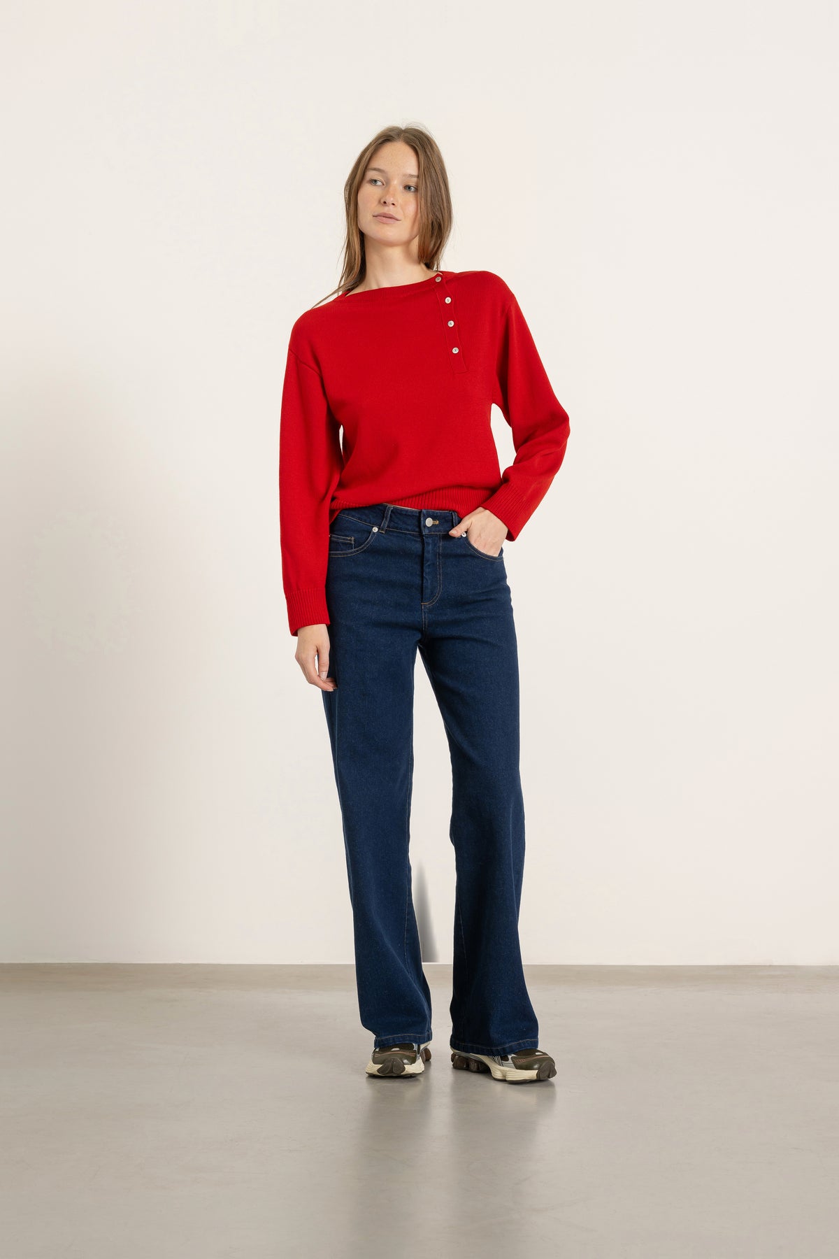 Pull Achille en laine rouge porté avec Jean Helena en coton bio | Mardi Editions