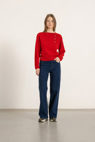 Pull Achille en laine rouge porté avec Jean Helena en coton bio | Mardi Editions