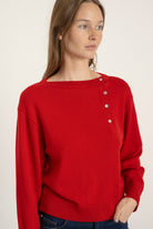 Pull Achille en laine rouge porté avec Jean Helena en coton bio | Mardi Editions