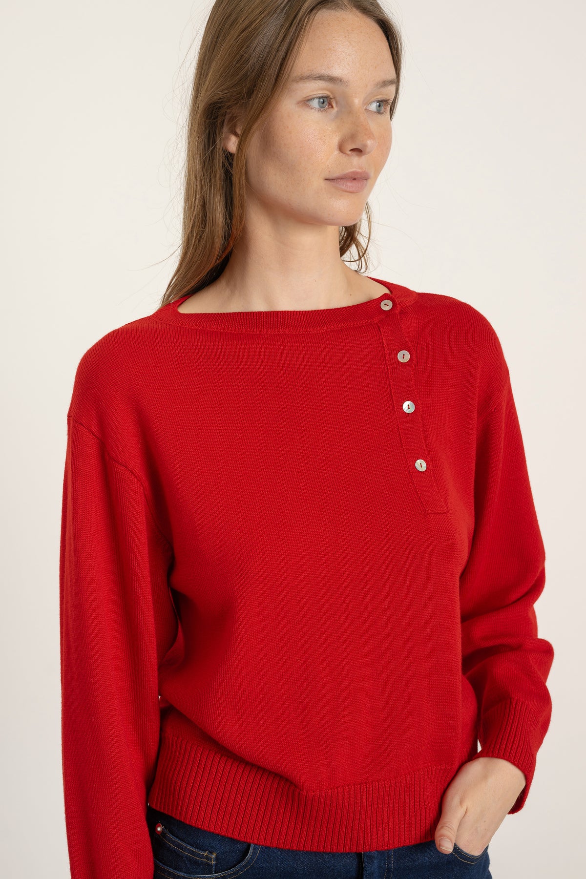 Pull Achille en laine rouge porté avec Jean Helena en coton bio | Mardi Editions
