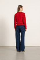 Pull Achille en laine rouge porté avec Jean Helena en coton bio, vue de dos | Mardi Editions