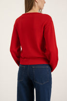 Pull Achille en laine rouge porté avec Jean Helena en coton bio, vue de dos | Mardi Editions