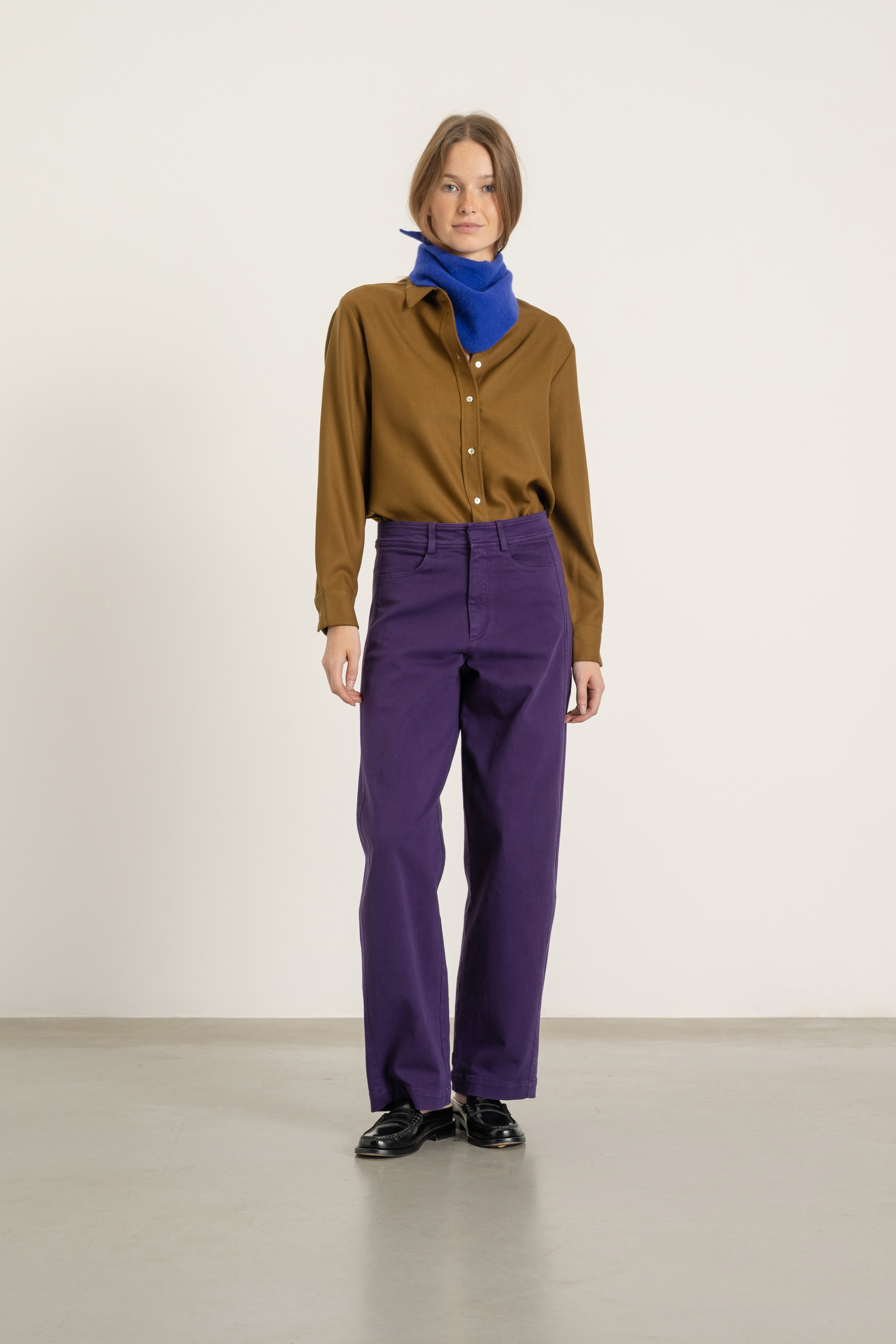Chemise Agathe en laine cognac portée avec Pantalon Cleo en coton violet | Mardi Editions