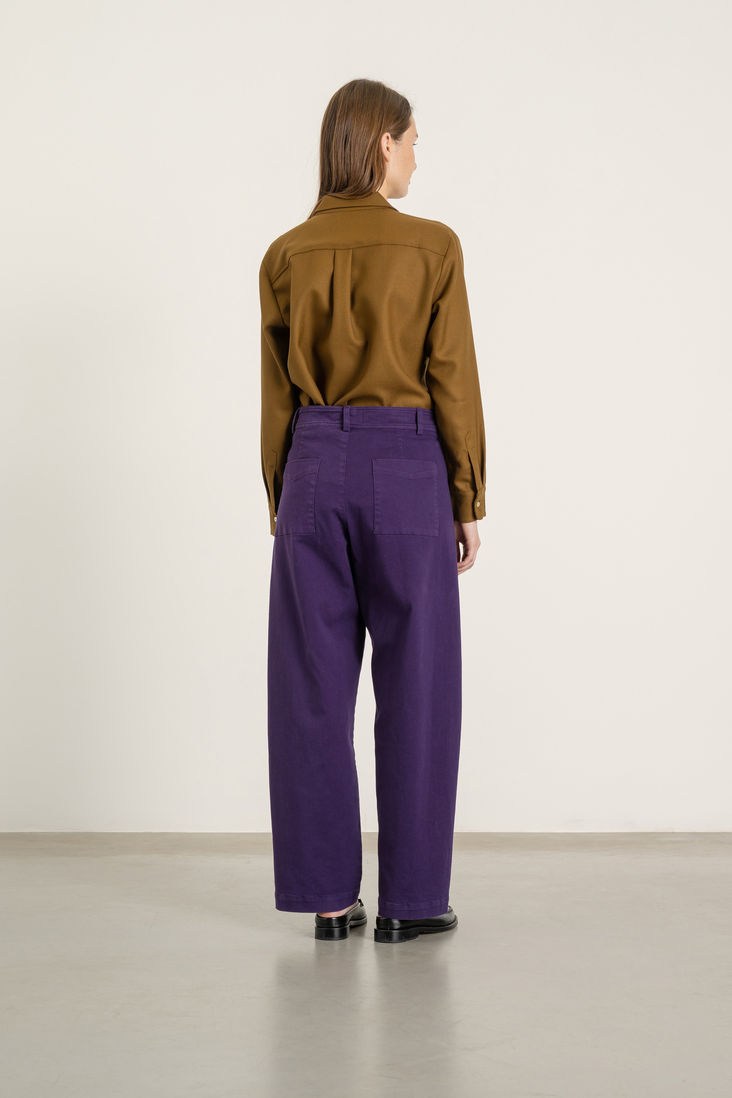 Chemise Agathe en laine cognac portée avec Pantalon Cleo en coton violet, vue de dos | Mardi Editions