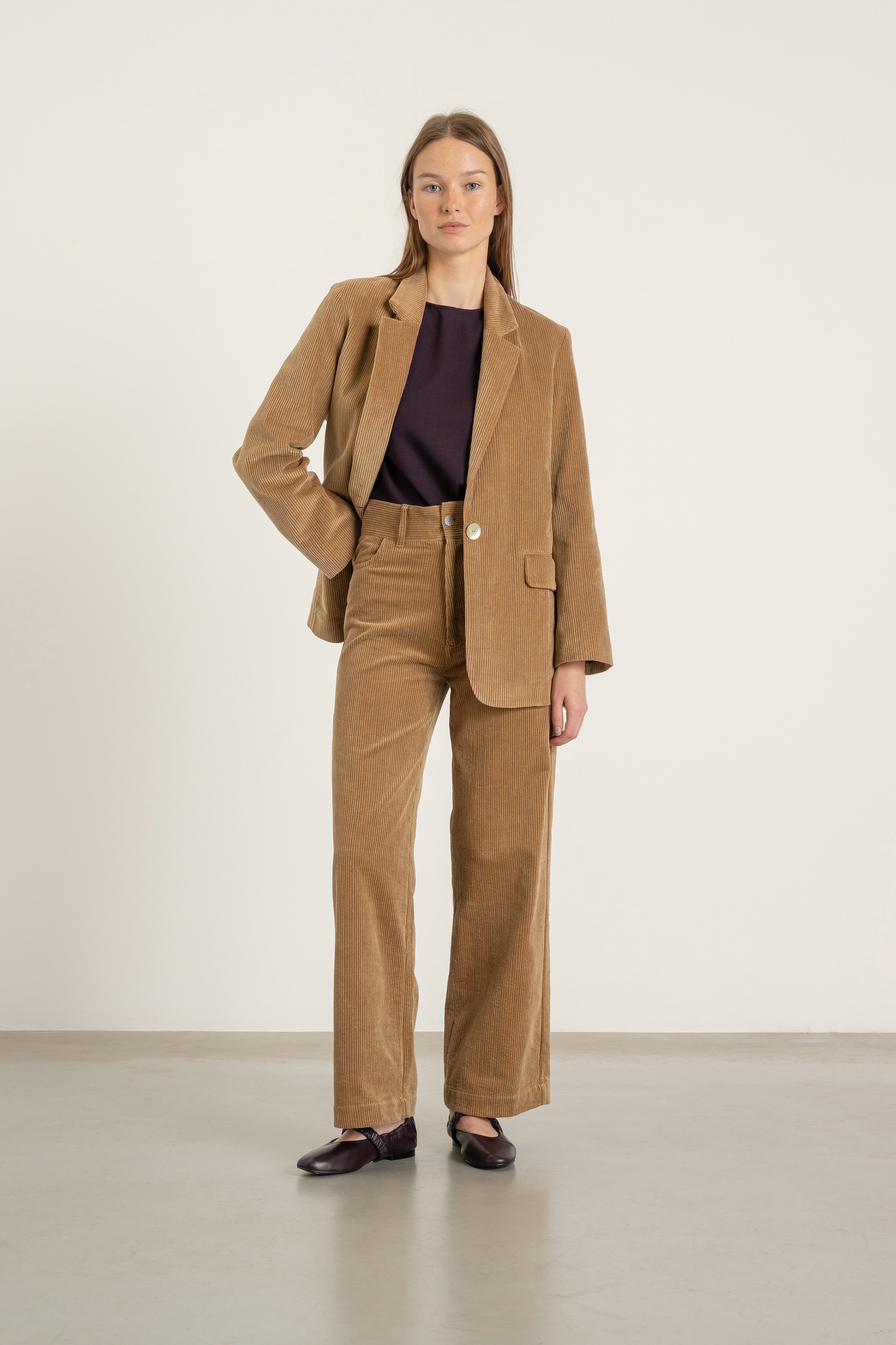 Veste Alicia en velours de coton camel portée avec Top Daphne en crêpe de laine prune et Pantalon Billie en velours de coton camel | Mardi Editions