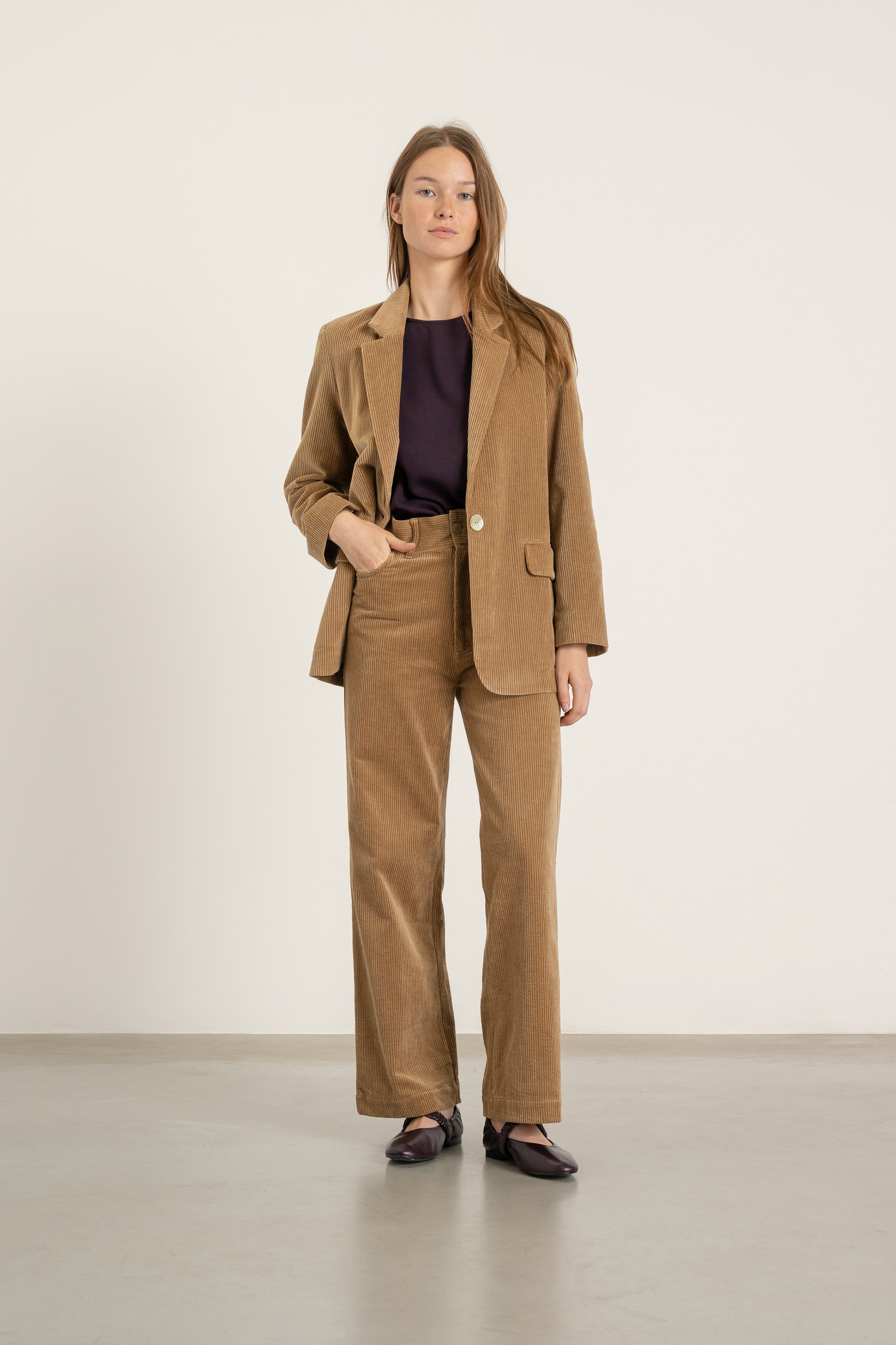 Veste Alicia en velours de coton camel portée avec Top Daphne en crêpe de laine prune et Pantalon Billie en velours de coton camel | Mardi Editions