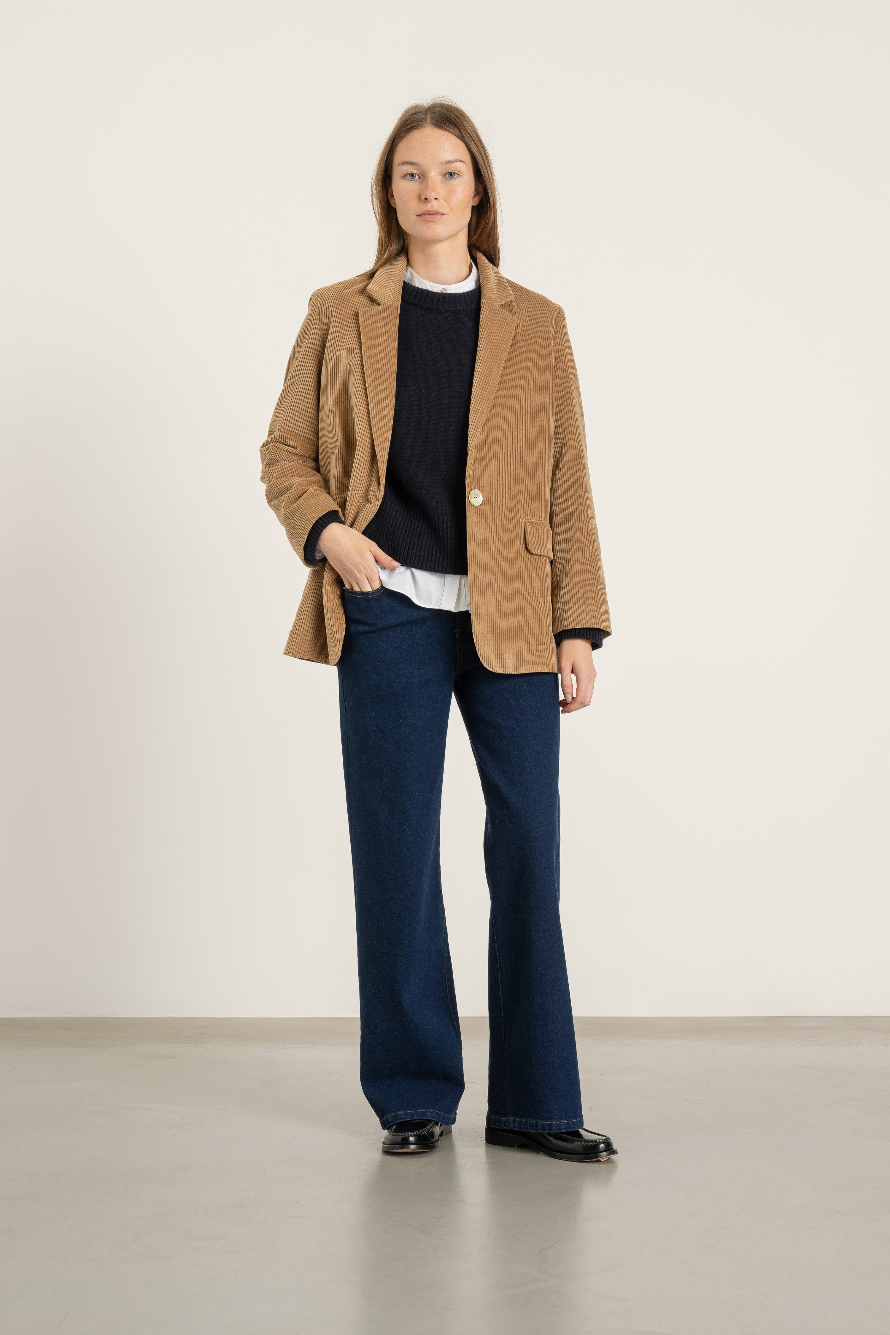 Veste Alicia en velours de coton camel portée avec Jean Sarah en coton bio | Mardi Editions