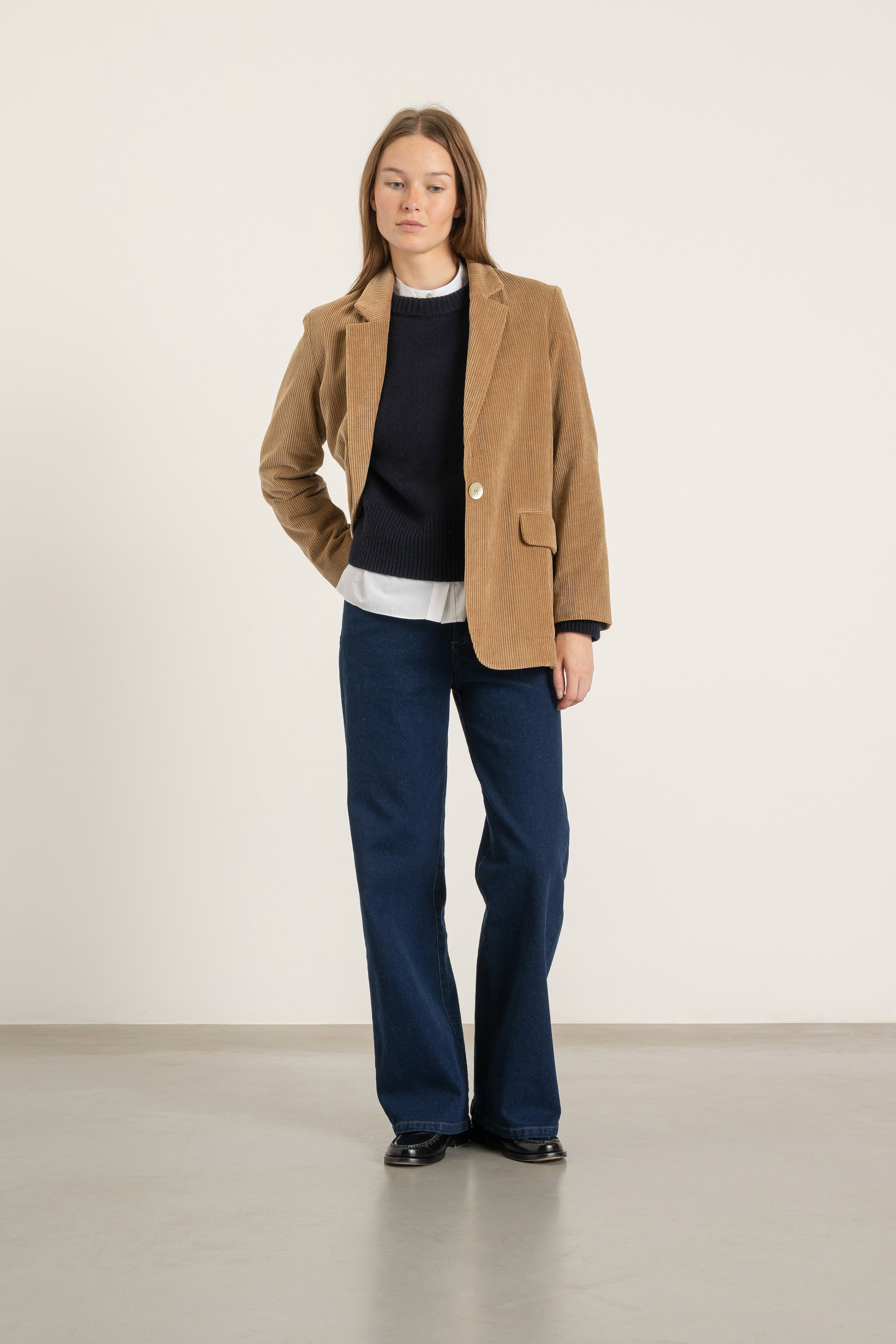 Veste Alicia en velours de coton camel portée avec Jean Sarah en coton bio | Mardi Editions