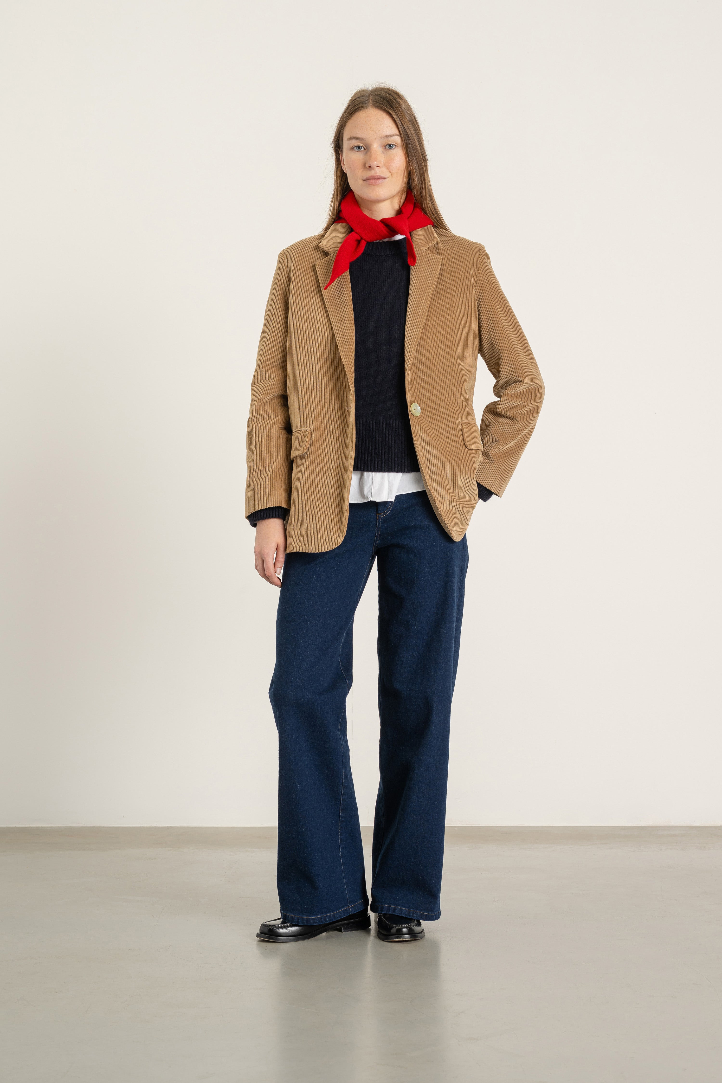 Veste Alicia en velours de coton camel portée avec Jean Sarah en coton bio | Mardi Editions