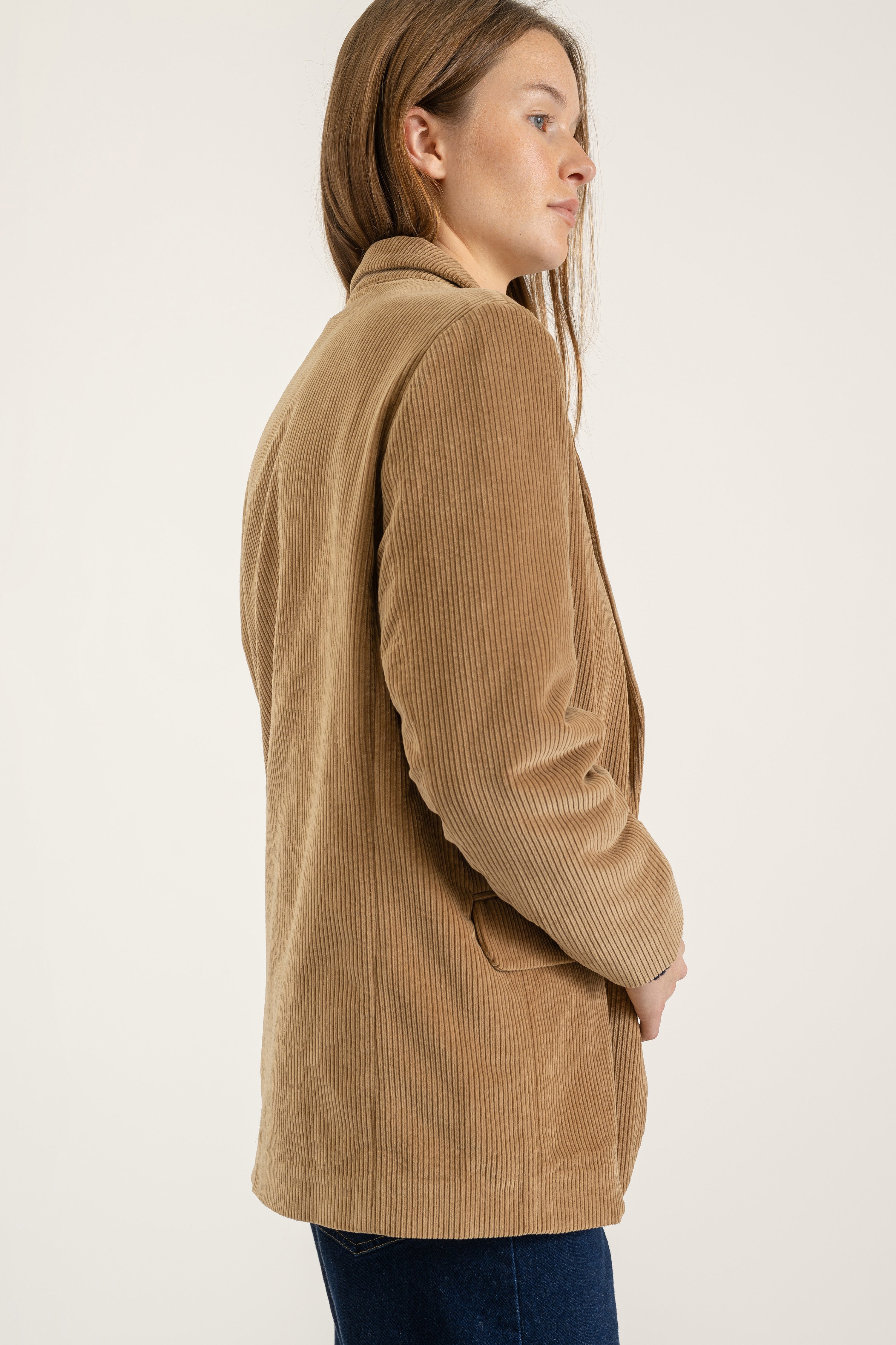 Veste Alicia en velours de coton camel portée avec Jean Sarah en coton bio | Mardi Editions