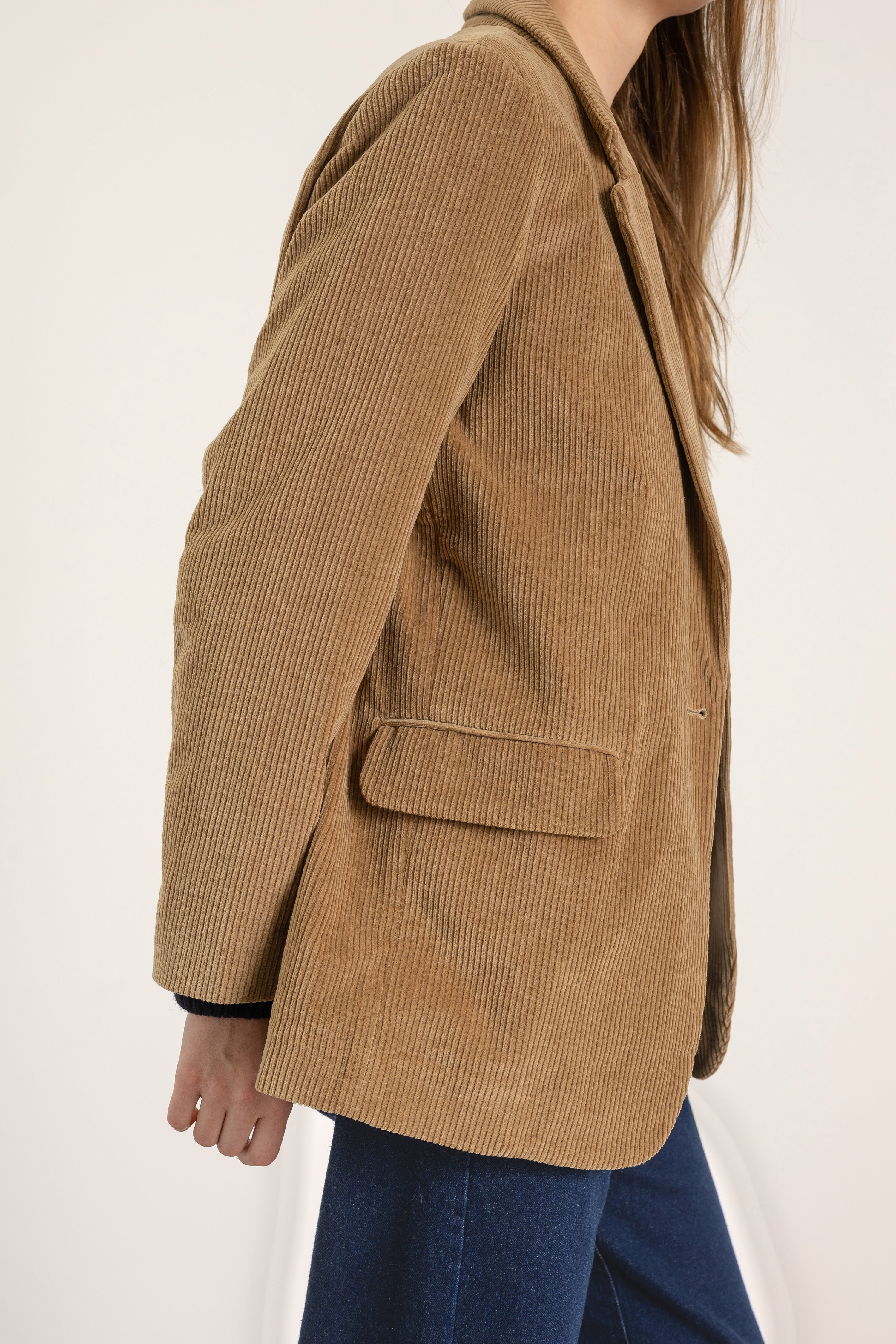 Veste Alicia en velours de coton camel portée avec Jean Sarah en coton bio, détail | Mardi Editions