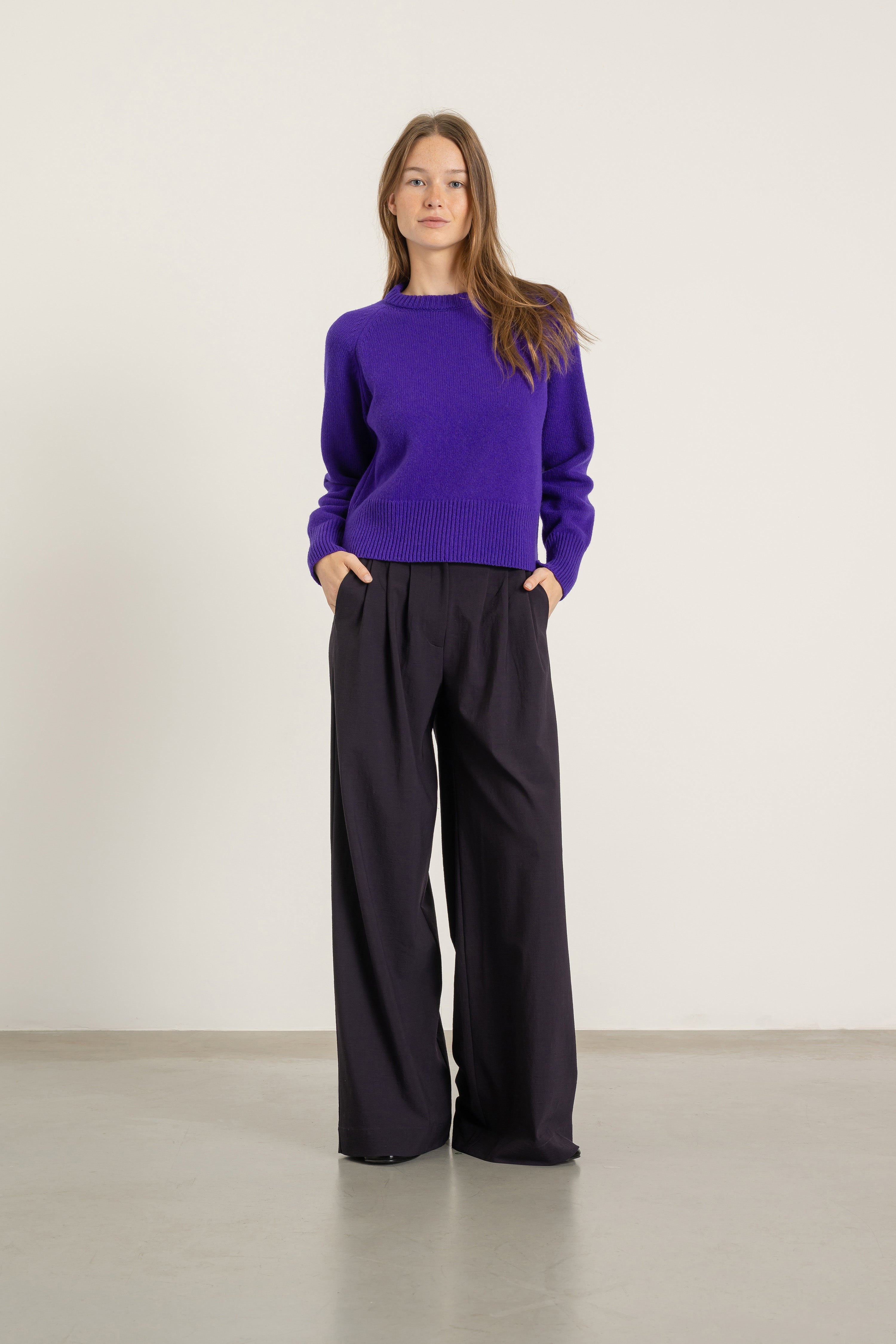 Pantalon Aurelia en laine cassis porté avec Pull Largo en laine violet | Mardi Editions