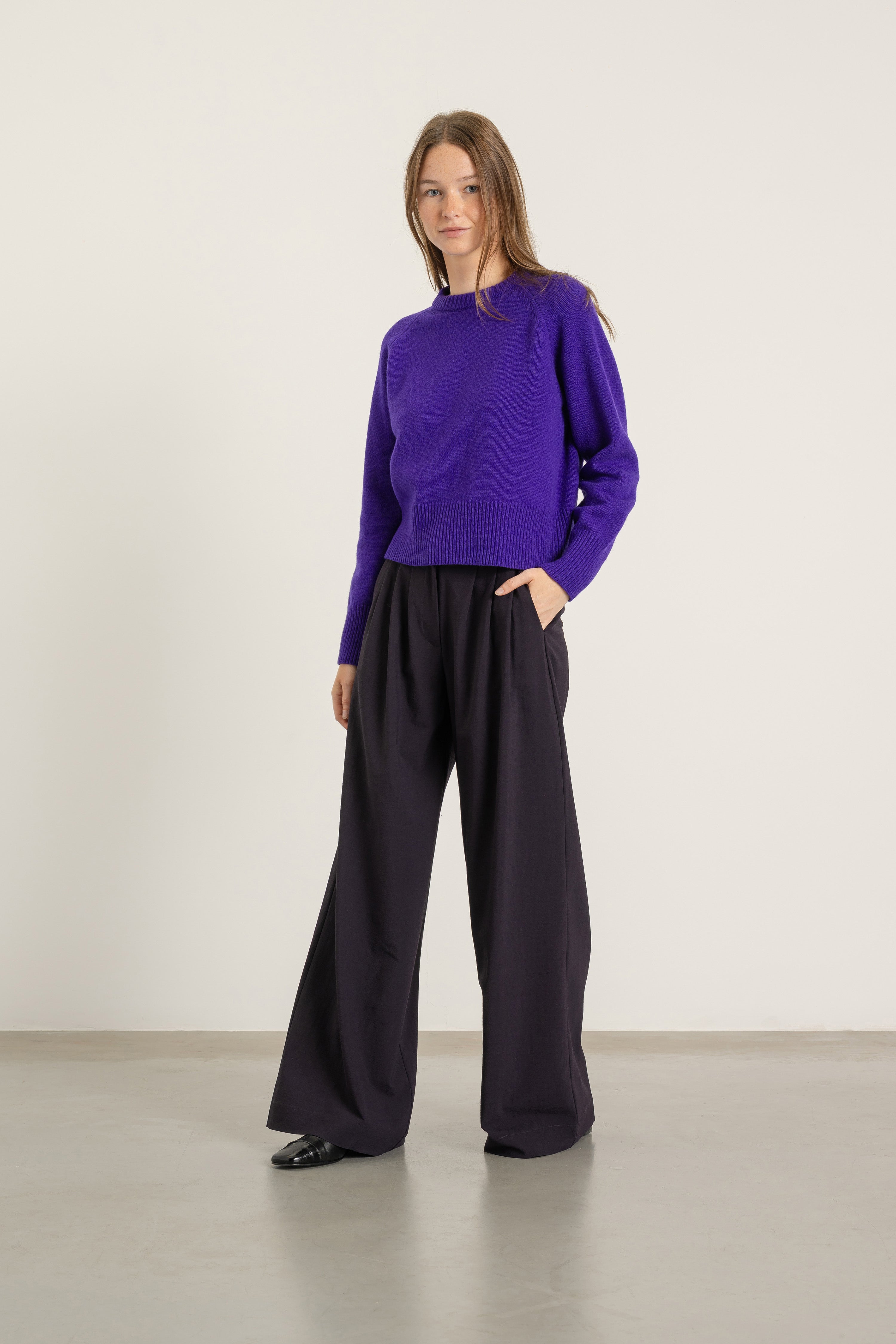 Pantalon Aurelia en laine cassis porté avec Pull Largo en laine violet | Mardi Editions