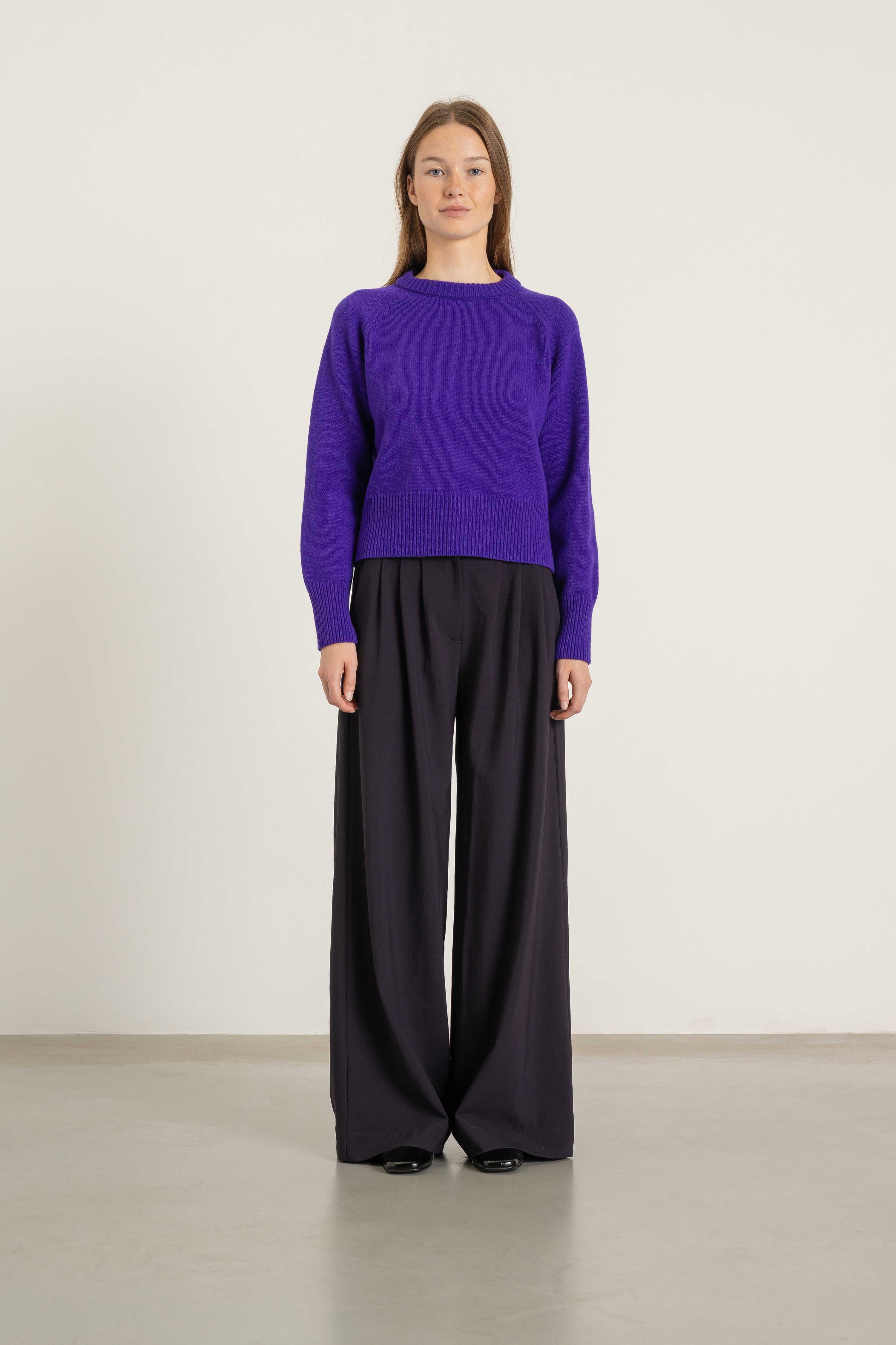 Pantalon Aurelia en laine cassis porté avec Pull Largo en laine violet | Mardi Editions