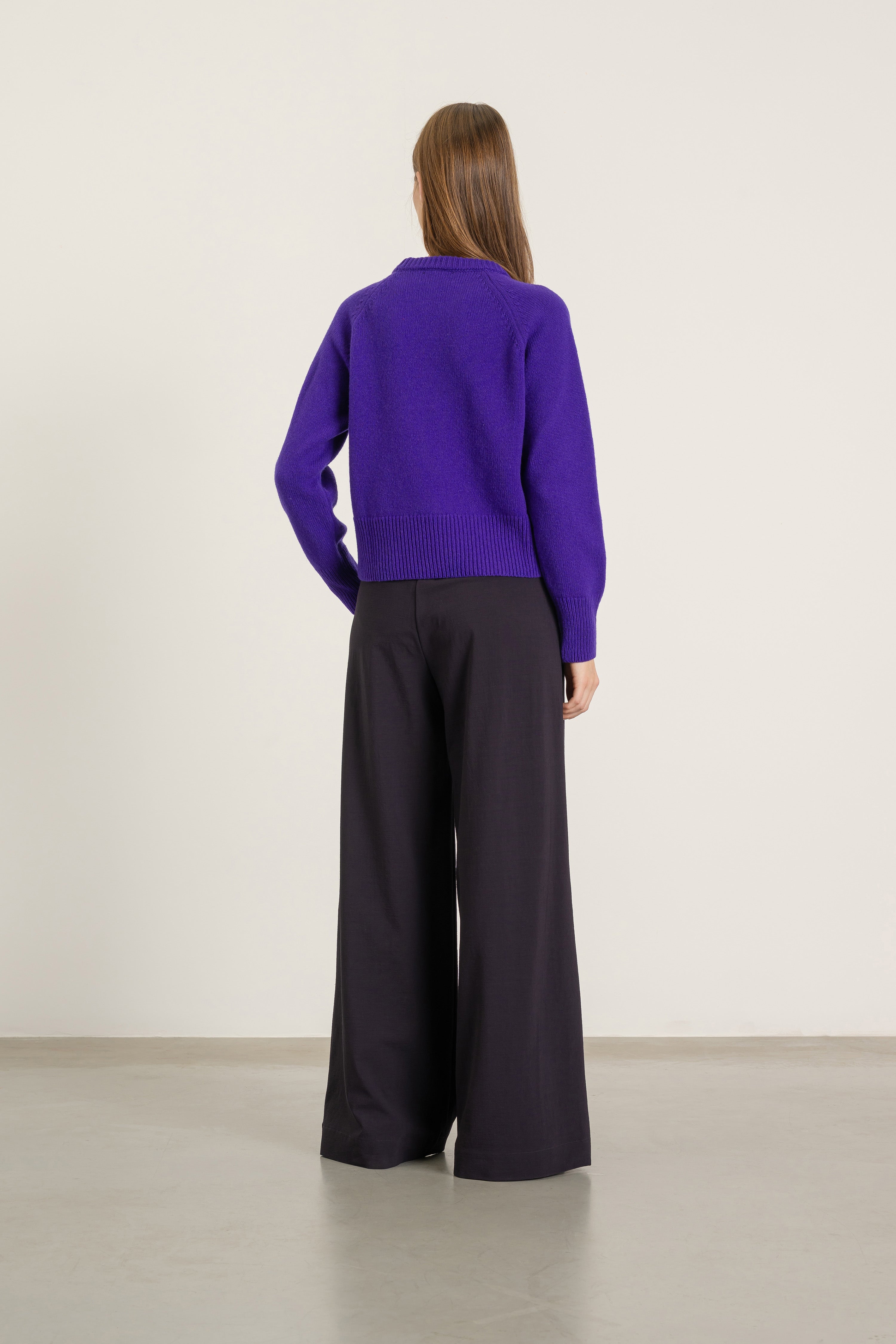 Pantalon Aurelia en laine cassis porté avec Pull Largo en laine violet, vue de dos | Mardi Editions