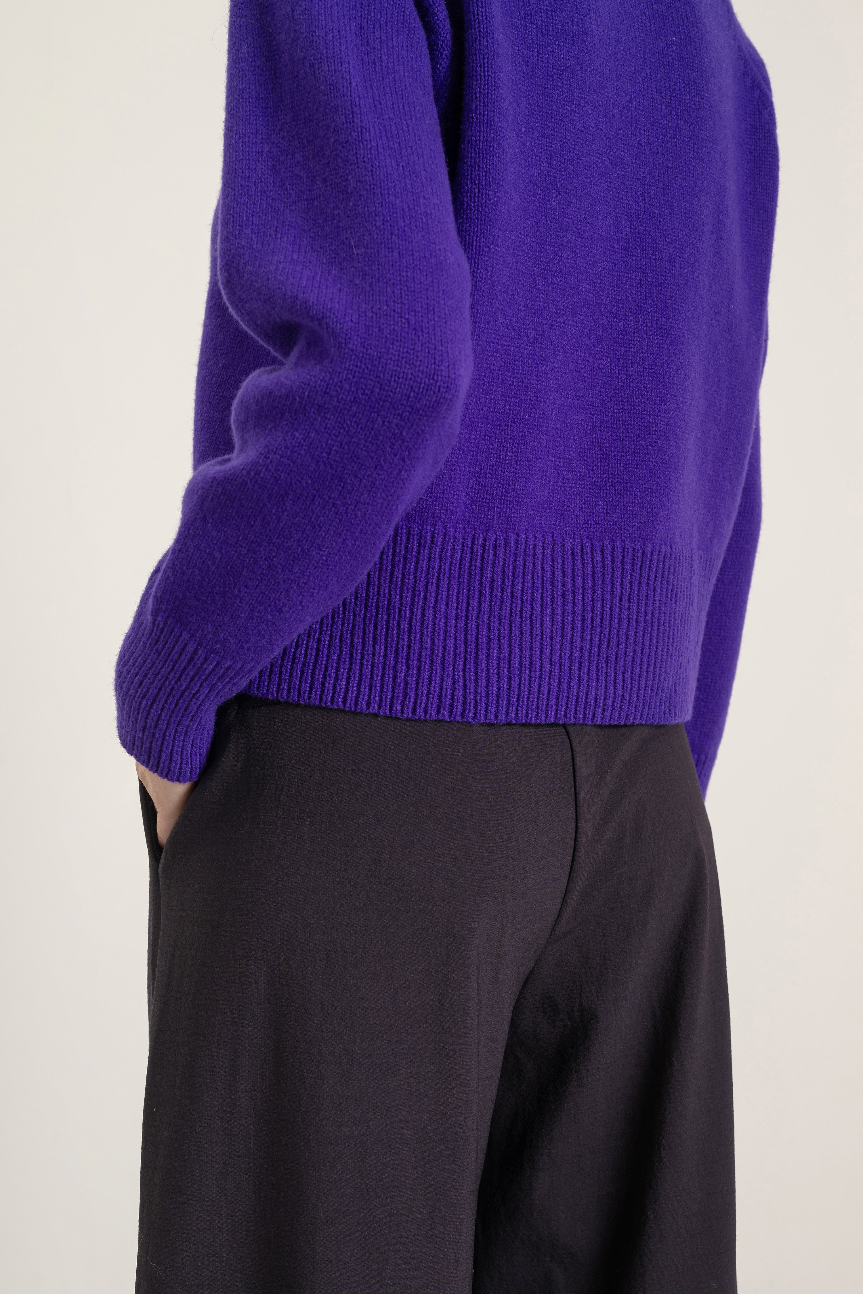 Pantalon Aurelia en laine cassis porté avec Pull Largo en laine violet, détail | Mardi Editions