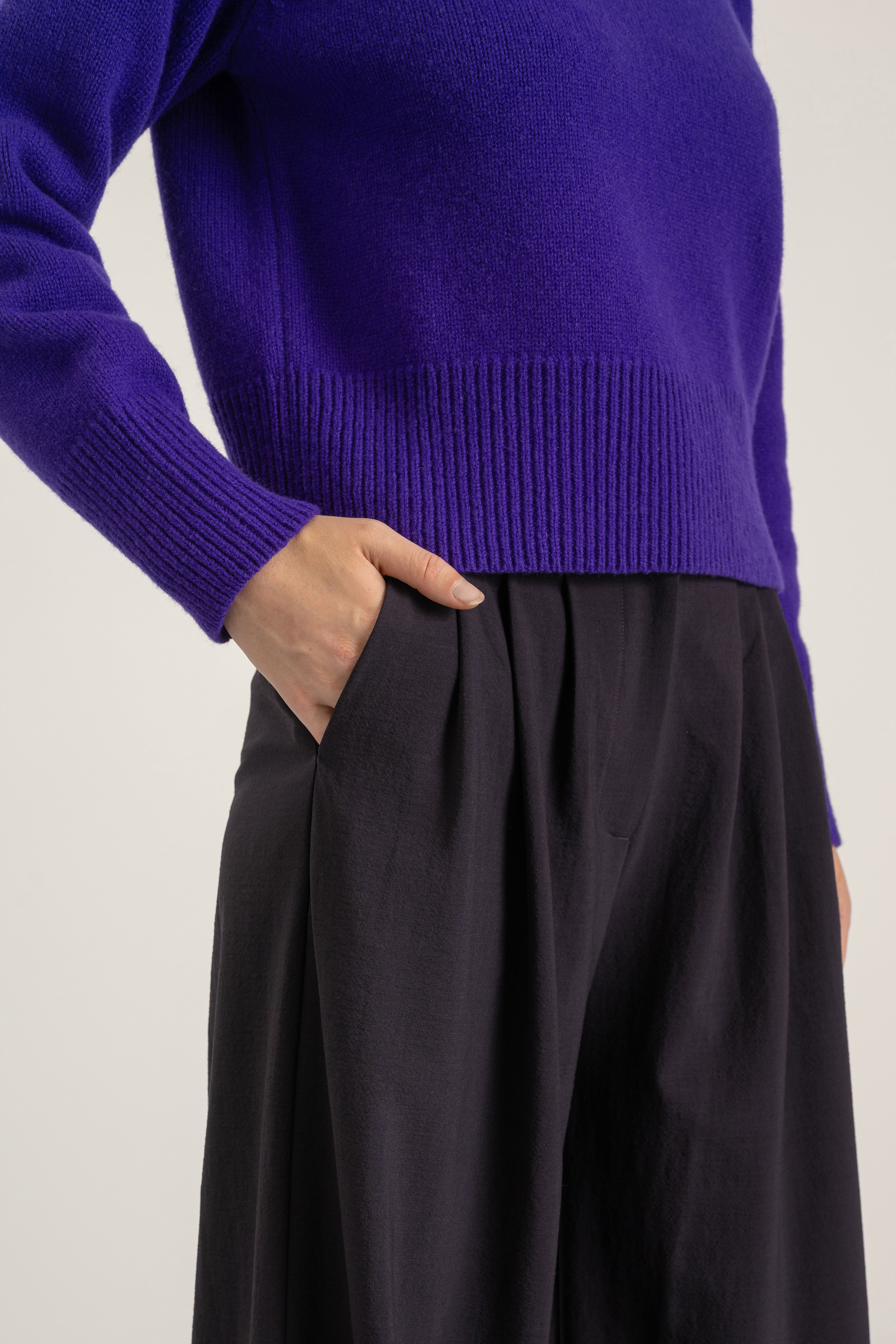 Pantalon Aurelia en laine cassis porté avec Pull Largo en laine violet, détail | Mardi Editions