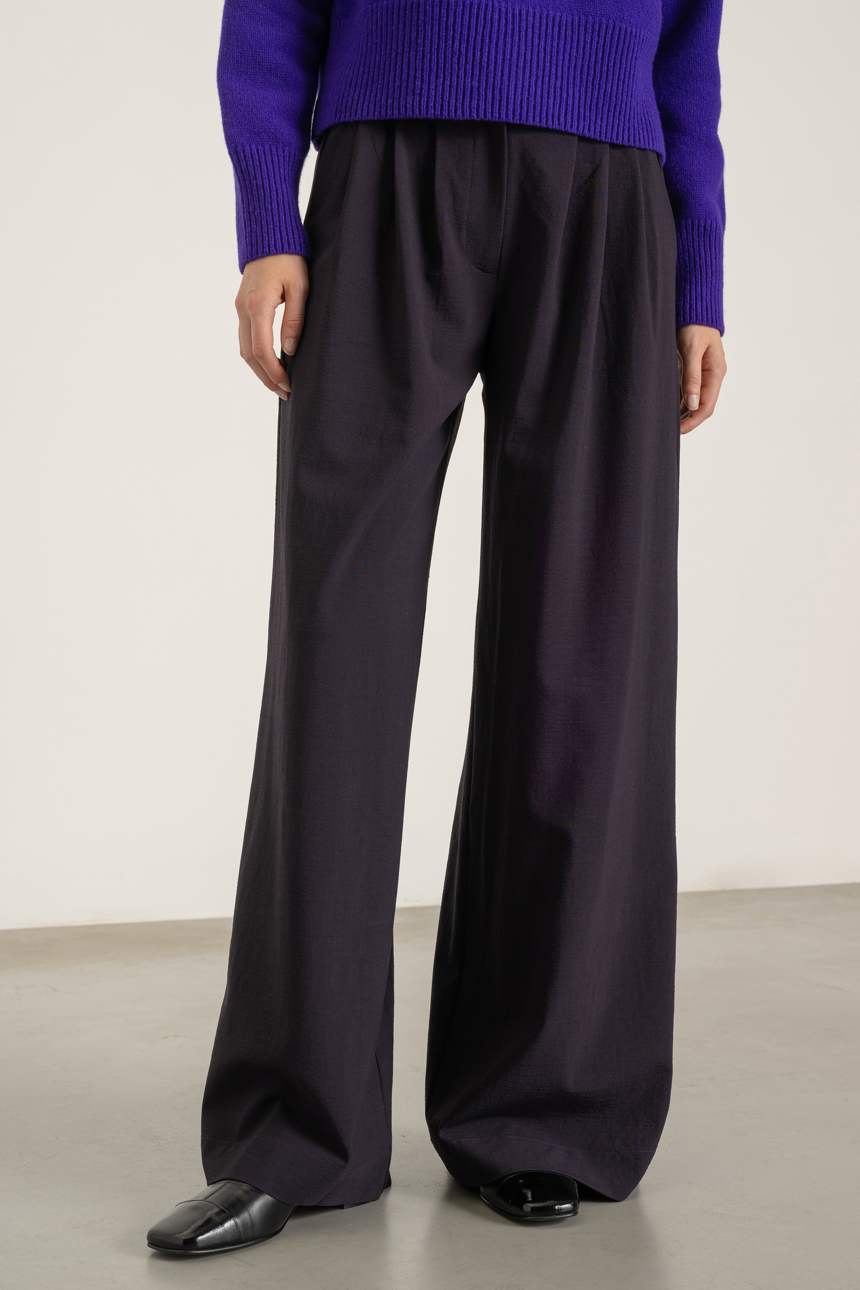 Pantalon Aurelia en laine cassis porté avec Pull Largo en laine violet, détail | Mardi Editions