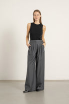 Pantalon Aurelia en laine gris anthracite porté avec Top Louis en laine noir | Mardi Editions