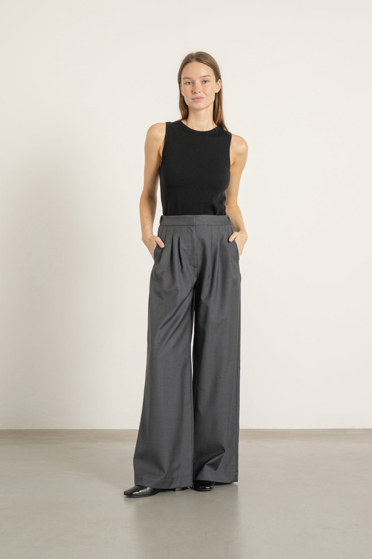 Pantalon Aurelia en laine gris anthracite porté avec Top Louis en laine noir | Mardi Editions