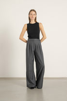 Pantalon Aurelia en laine gris anthracite porté avec Top Louis en laine noir | Mardi Editions