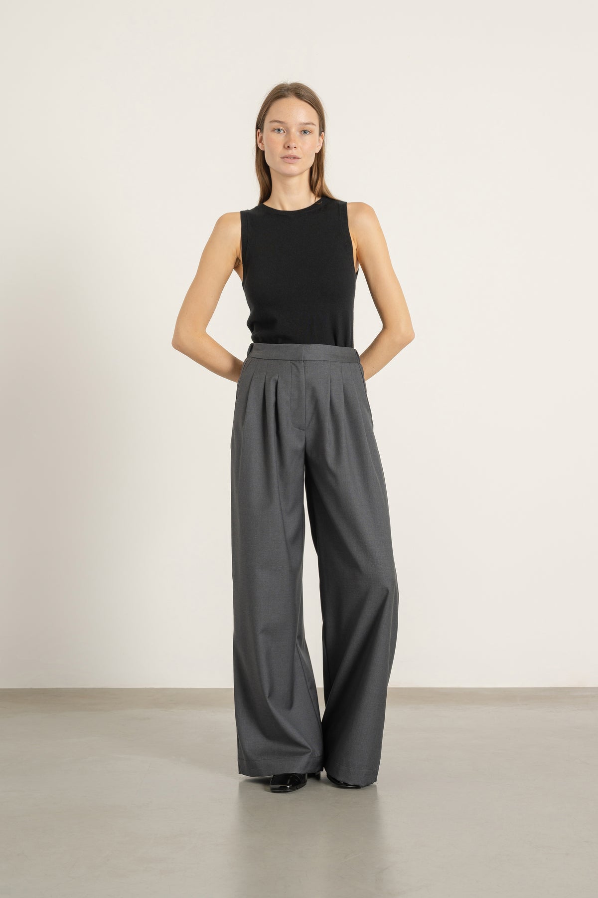 Pantalon Aurelia en laine gris anthracite porté avec Top Louis en laine noir | Mardi Editions