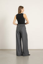 Pantalon Aurelia en laine gris anthracite porté avec Top Louis en laine noir, vue de dos | Mardi Editions
