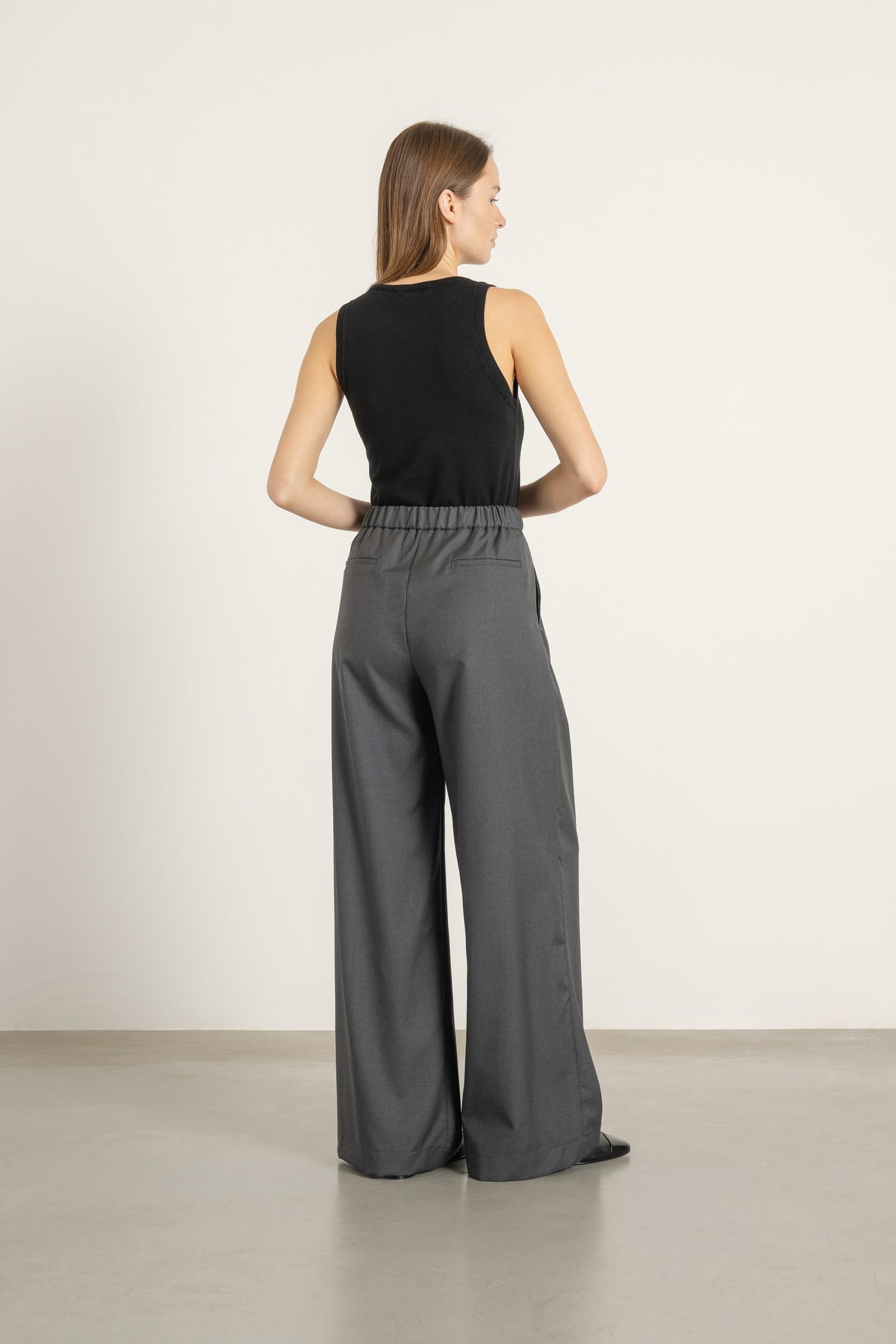 Pantalon Aurelia en laine gris anthracite porté avec Top Louis en laine noir, vue de dos | Mardi Editions