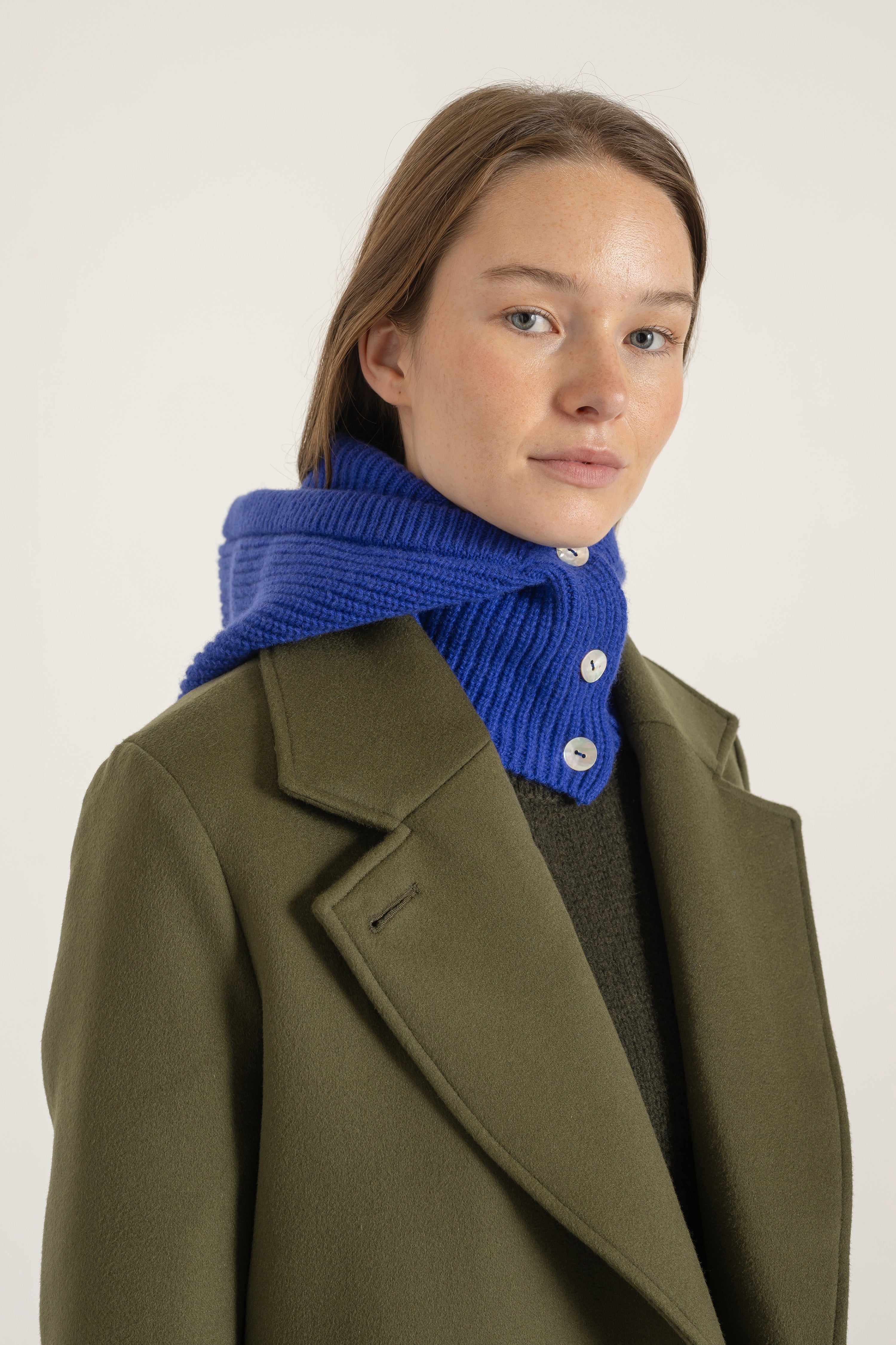Cagoule en laine et cachemire bleu roi portée avec Manteau Claire en laine kaki | Mardi Editions