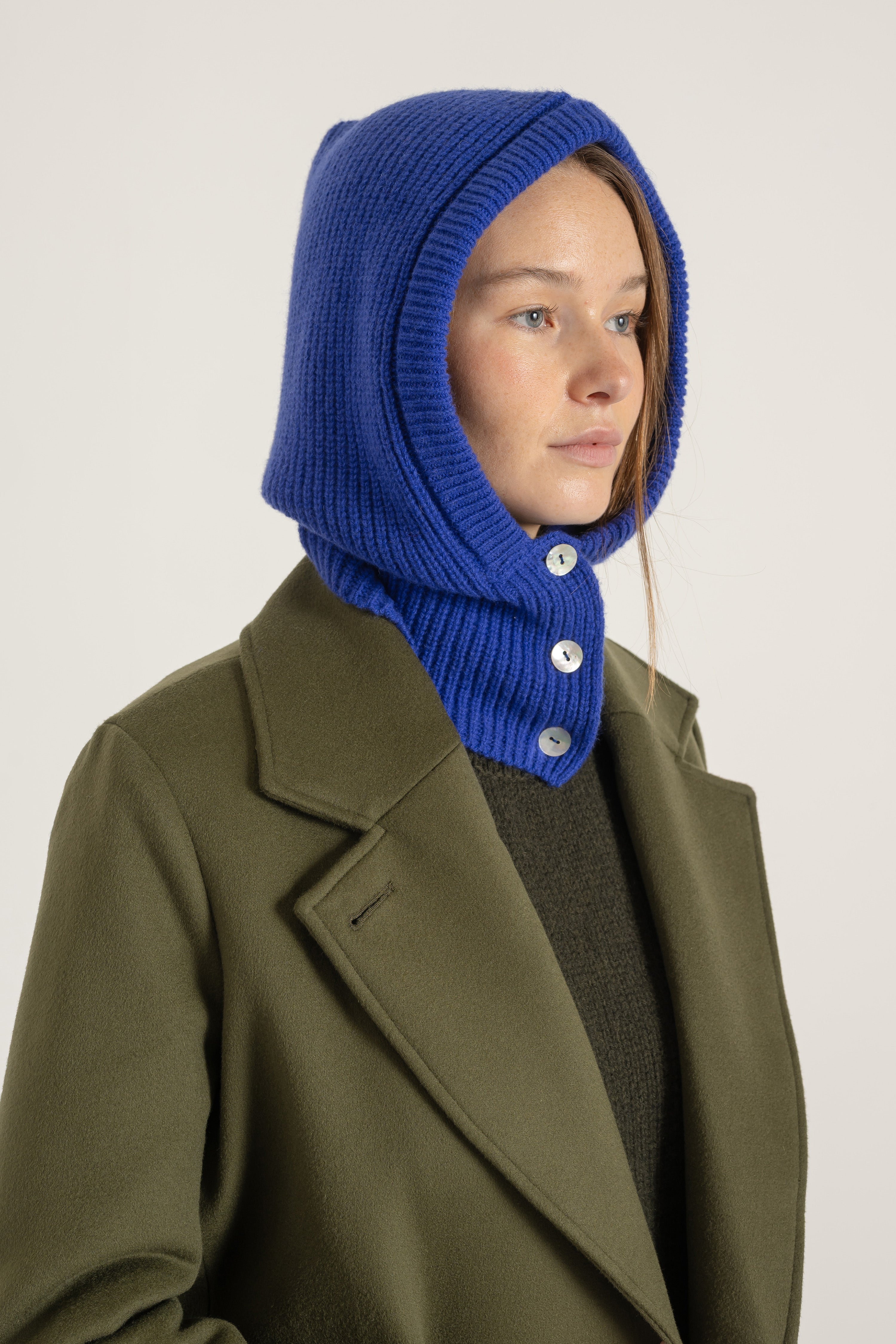 Cagoule en laine et cachemire bleu roi portée avec Manteau Claire en laine kaki | Mardi Editions